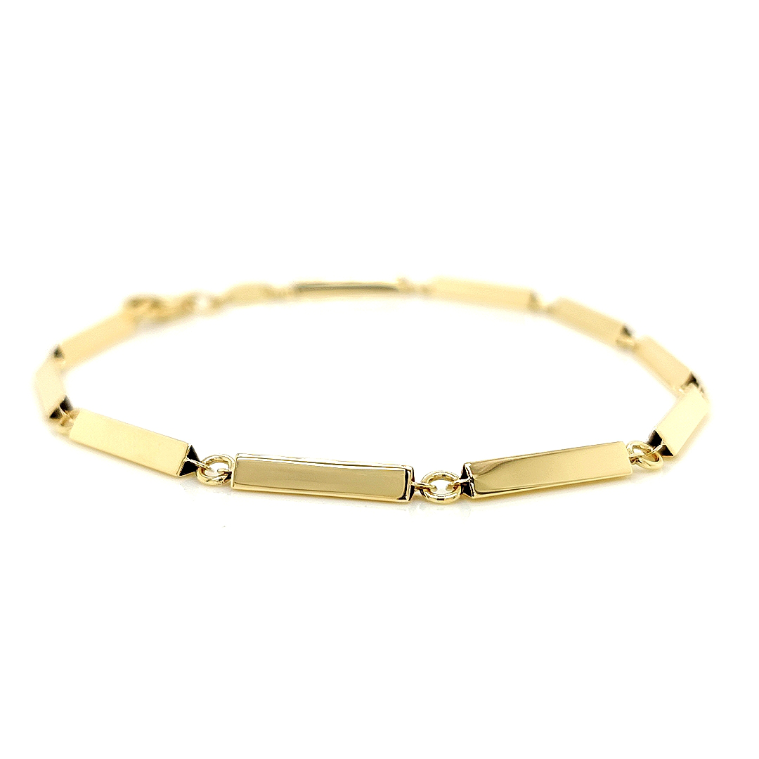 Dit geel gouden armband heeft een luxe en sierlijke uitstraling. Iedere schakel is glad gepolijst. De schakels hebben een driehoekige vorm, welke niet te opvallend is en goed geschikt is om met andere sieraden te combineren.

Armband GAS089WRSM is een set met collier GCS123WRSM