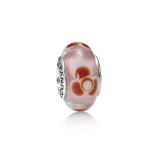 De Pandora bedel roze bloem 790647 heeft een prachtige bloemendesign met zachte roze accenten. Deze bedel kan worden gedragen aan een Pandora armband of ketting. Combineer het met andere bloemige bedels voor een romantische look. De beste manier om het te dragen is als een charme die je persoonlijke stijl en persoonlijkheid weerspiegelt. Voeg deze betoverende bedel toe aan jouw collectie en laat jezelf stralen!