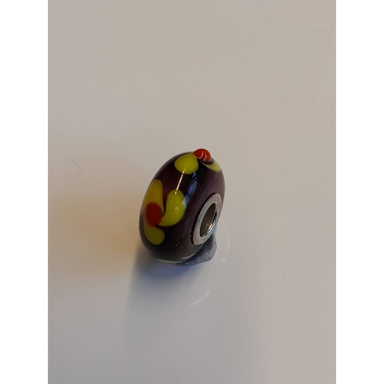 De Art to Go Unique bead of Imagination is een stimulator van de geest. Het inspireert tot nieuwe ideeën en ambities.
Alle Unique glaskralen zijn handgemaakt boven een rode open vlam door gepassioneerde glaskunstenaars uit Tibet, India, Malawi en Litouwen. Elke kraal is uniek in zijn soort.
