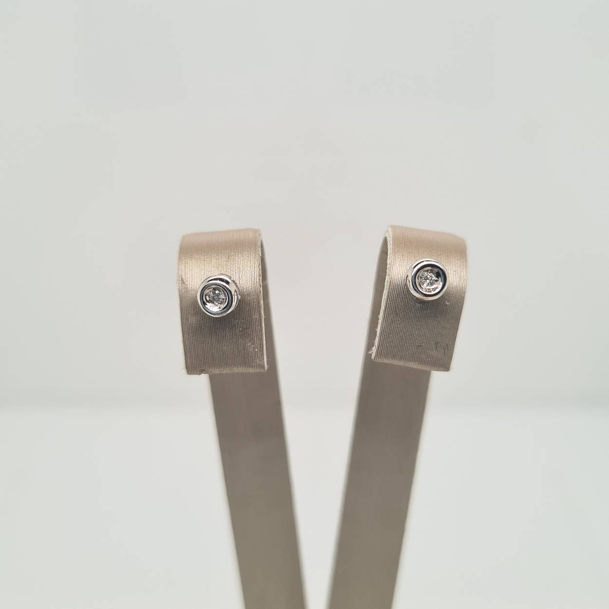 14krt witgouden oorknoppen met diamant H SI 0,02crt