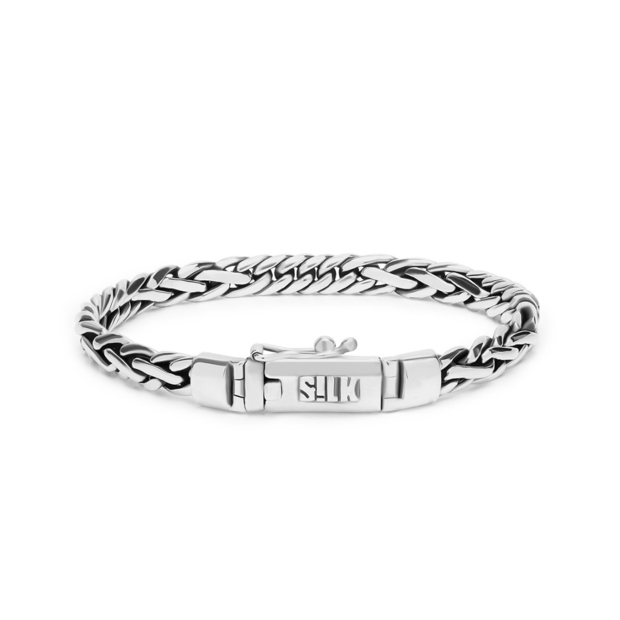 Deze armband uit de Fox-collectie kenmerkt zich door een unieke platte gevlochten open structuur. Combineer deze stijlvolle armband met een van de andere delicate bandjes uit de Fox-collectie voor een geraffineerde look. Vervaardigd van hoogwaardig sterling zilver, biedt deze armband een stoere uitstraling met een vleugje elegantie. Elk stuk is zorgvuldig vervaardigd uit het fijnste zilver en wordt gepresenteerd in een prachtige luxe geschenkverpakking.
