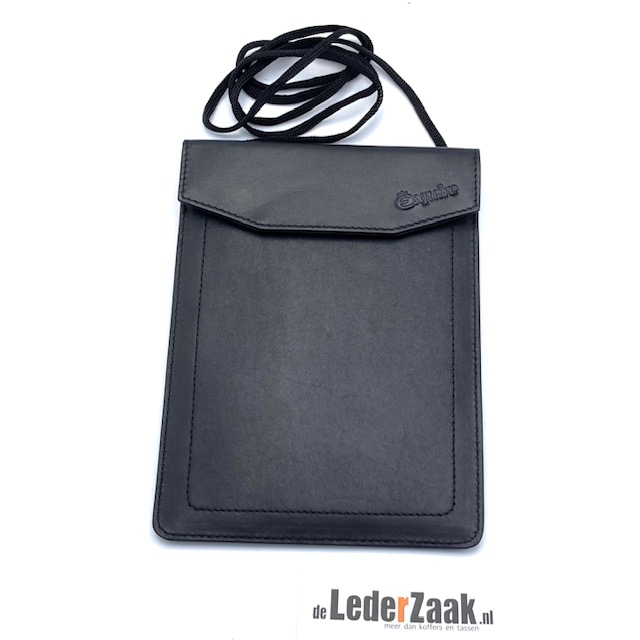 Fijn halstasje van zacht soepel leer.

Producteigenschappen:
- Lus aan de achterzijde voor aan riem
- 1 groot vak
- 1 klep voorzien van dubbele drukker

Afmetingen:
Hoogte 16cm x breed 12cm x 0.2 diep