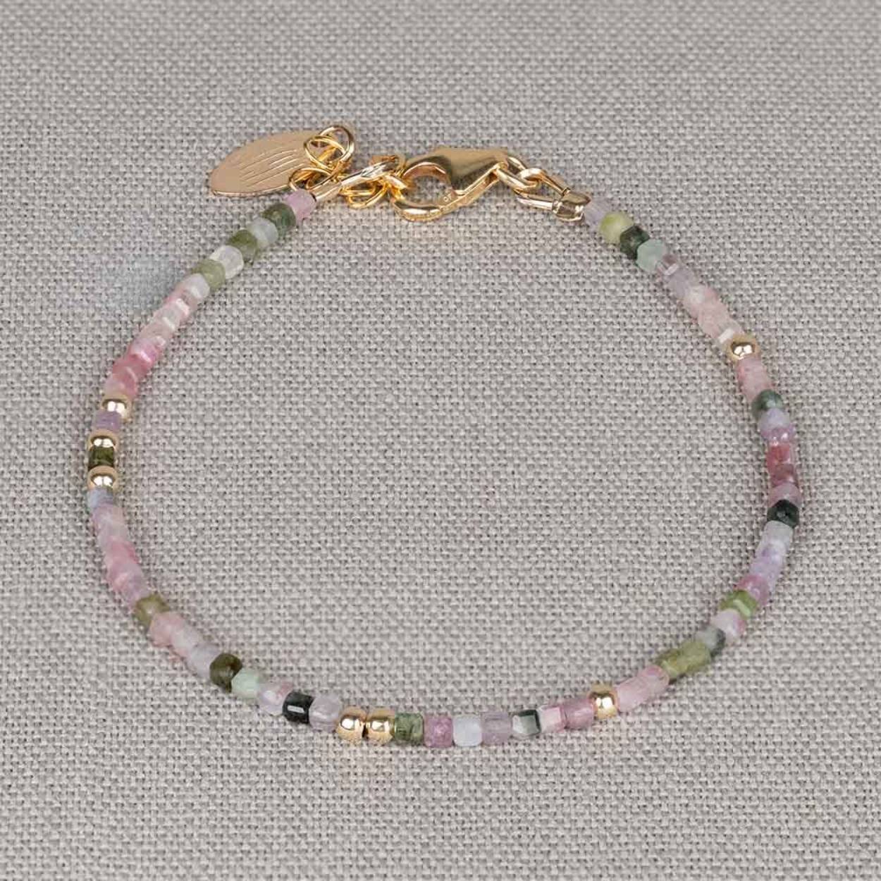 Armband gemaakt van de edelsteen Toermalijn. Deze edelsteen is een natuurproduct waardoor elk collier uniek is! Toermalijn werkt aardend, beschermend en reinigend. Deze edelsteen is zeer geschikt om te gebruiken als bescherming tegen negatieve energie. Lees alles over deze edelsteen via onderstaande button.

Combineer deze armband met het bijpassende collier voor een complete look!