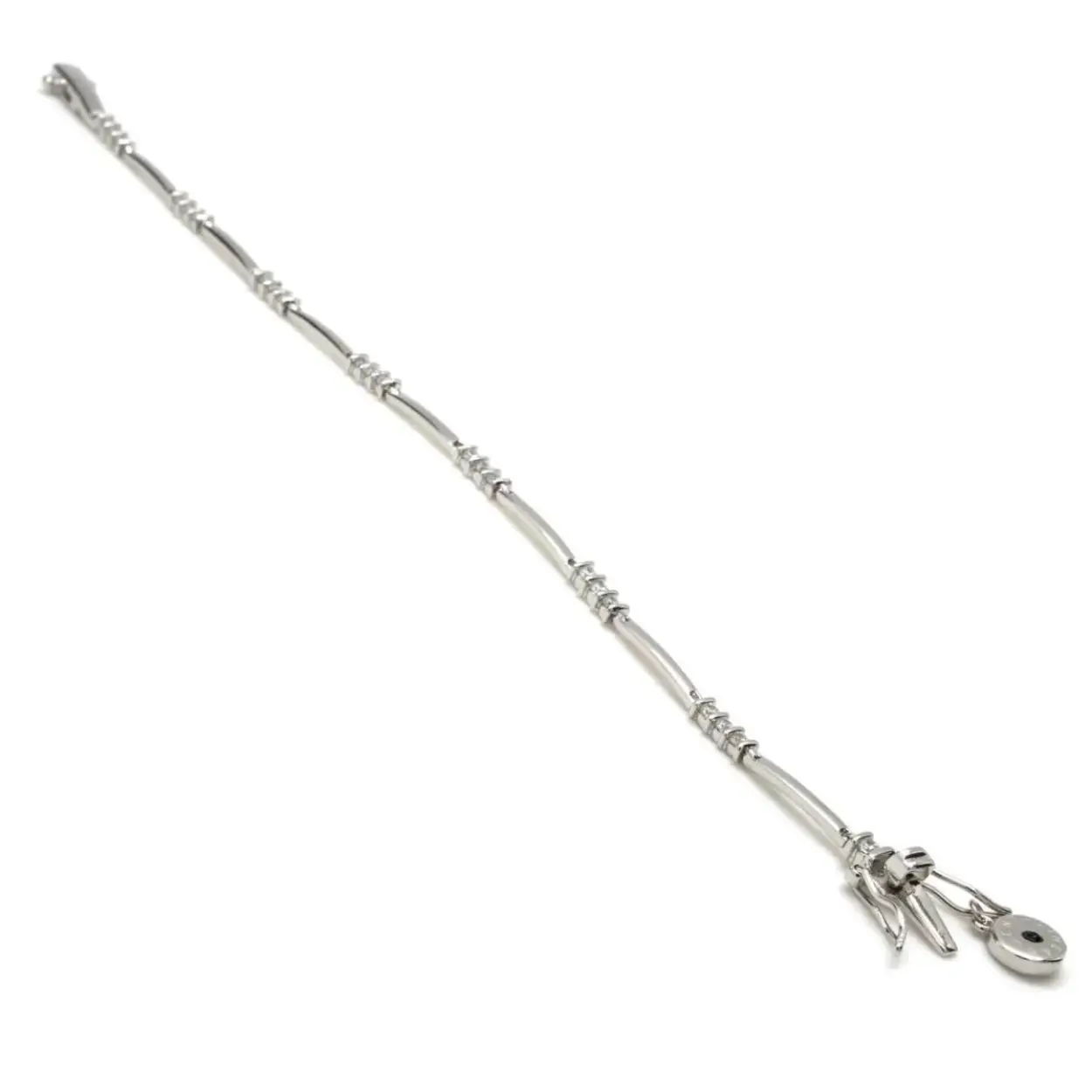 Fijne en elegante armband perfect als aanvulling op je meest basic looks. Glanzende gladde zilveren armband met wit zirconia.