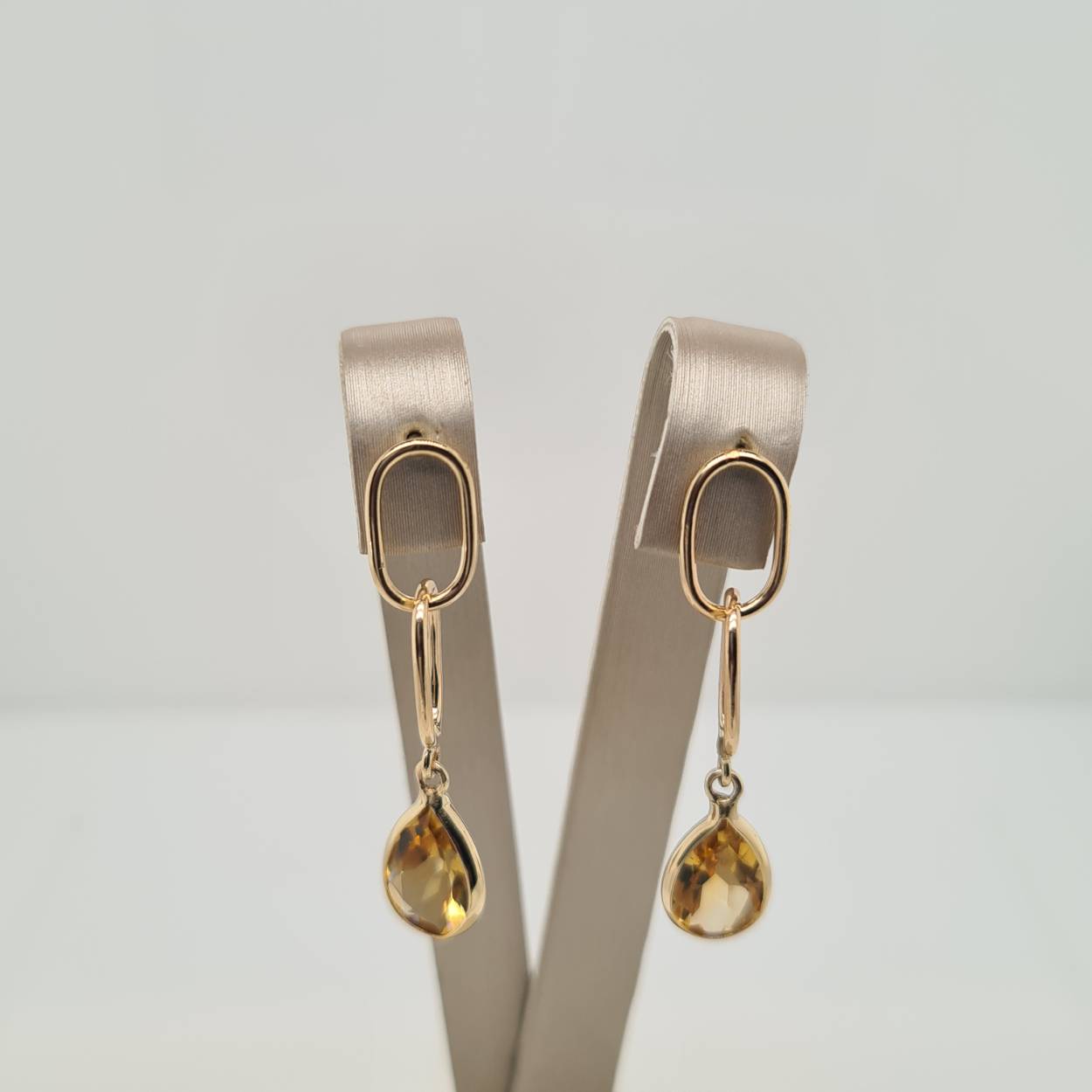 Prachtige 14 karaat gouden oorsieraden met een citrien. 
