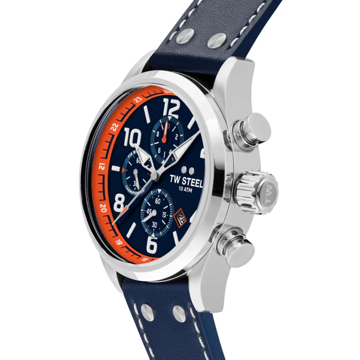 Burn rubber! Deze WRC Special Edition viert de epische strijd van mens en machine tegen de tijd. The VS89 wordt aangedreven door een big caliber chronograaf en is voorzien van een blauw leren band met witte stiksels, 2 jaar wereldwijde garantie en het FIA World Rally Championship logo gegraveerd op de caseback.