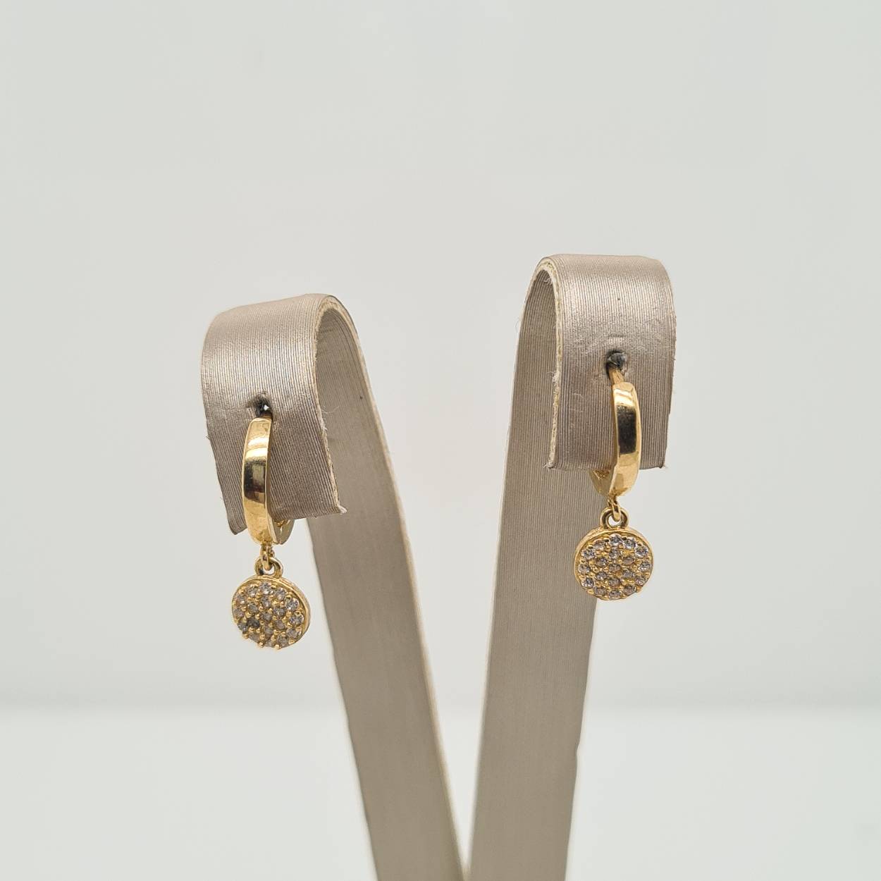 14k Geelgouden klapoorringen uitgevoerd met zirkonia. De klapoorringen hebben een totale hoogte van 18mm.