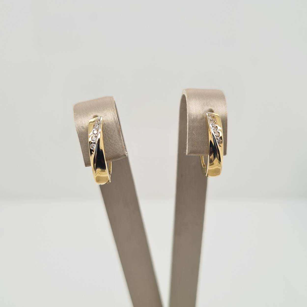 Prachtige 14 karaat gouden oorsieraden met zirkonia. 