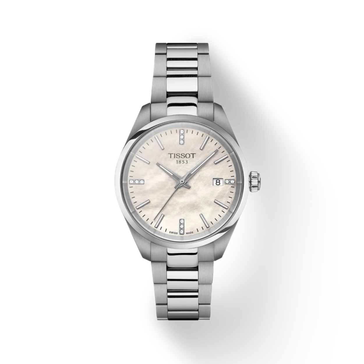 Het Tissot PR 100 horloge staat al sinds begin jaren 80 symbool voor precisie, robuustheid en waterbestendigheid tot een diepte van 10 bar (100 m). De hoogwaardige kast van 316L roestvrij staal kenmerkt zich door uitstekende corrosiebestendigheid en duurzaamheid. De taps toelopende kroon voegt een vleugje luxe toe aan het horloge. Met een Zwitsers quartz-uurwerk, een elegante roestvrijstalen band, een parelmoeren wijzerplaat en diamanten indexen straalt de 34 mm-versie van dit horloge chic en modern uit. Een perfect accessoire voor wie stijl en betrouwbaarheid waardeert.