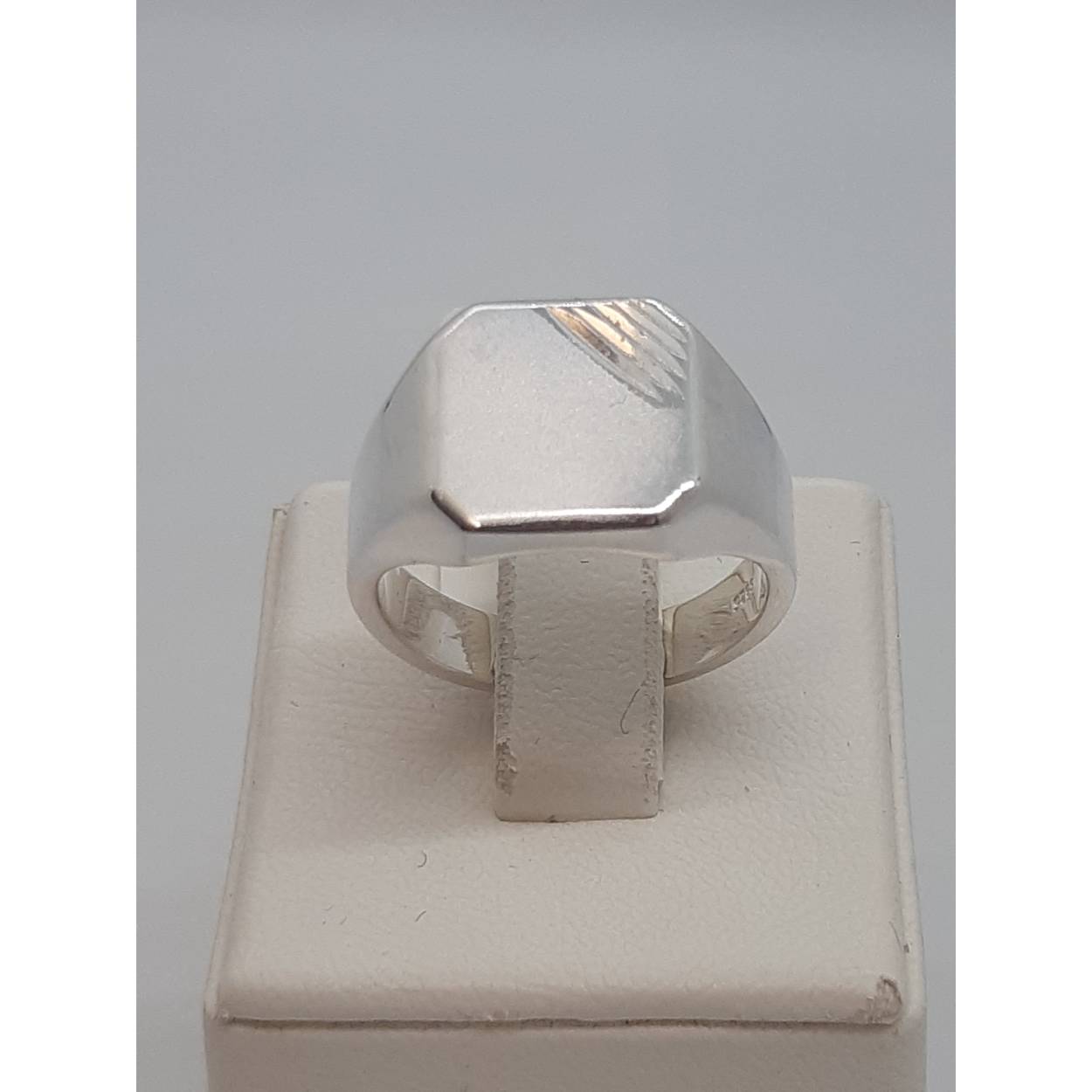 De zilveren herenring modelnummer BREA-RDL-0002461 trekt de aandacht met zijn elegante design. Deze ring is gemaakt van 925 sterling zilver, heeft een glanzende afwerking en een breedte van 12,7 mm. Met een gewicht van 8,6 gram, is het een opvallend accessoire in maat 56. Perfect te dragen bij formele of casual outfits.