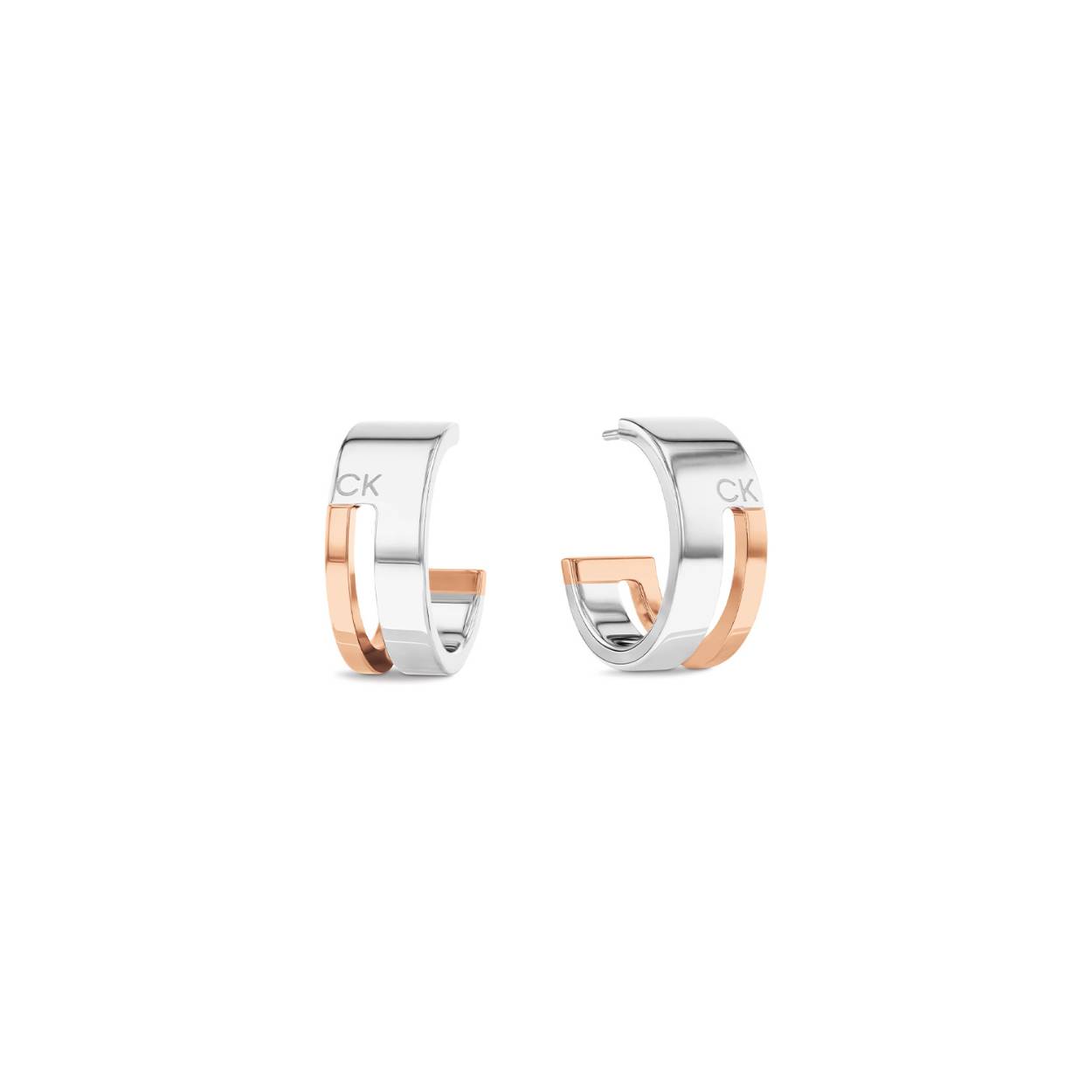 Calvin Klein CJ35000687 Dames Oorsieraad Staal
Deze stalen dames oorbellen van Calvin Klein met nr CJ35000678 hebben een strak uiterlijk. De glimmende bicolor stalen oorstekers zitten half om het oor en hebben een uitsparing net naast het midden. De diameter is 2cm en de oorbel zit met een steker in het oor. Leuk te combineren met andere sieraden uit de serie van Calvin Klein.

OVER CALVIN KLEIN
Calvin Klein is een wereldwijd lifestylemerk dat gewaagde, vooruitstrevende idealen en een verleidelijke, vaak minimalistische, esthetiek nastreeft. Calvin Klein werd groot in de jaren 70 door haar mode- en merkjeans collecties. In de jaren 80 lanceerde Calvin Klein haar spraakmakende ondergoed dat uitdrukkelijk van logo ’s voorzien was. Vanwege het grote succes is het merk ook succesvol uitgerold in Accessoires, Parfums, Home, Brillen, Golf, Horloges en Sieraden.
Sinds de oprichting in 1968 door Calvin Klein, heeft het merk haar reputatie opgebouwd als leider in de Amerikaanse mode, dankzij een cleane esthetiek en innovatieve ontwerpen. Calvin Klein wil haar publiek verleiden en inspireren door middel van provocerende beelden en opvallende ontwerpen die prikkelen. 

SPECIFICATIES:
- Stalen dames oorsieraden
- Ø 2cm
- Bicolor
- Glimmend