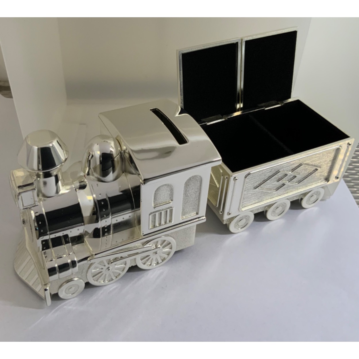 Spaarpot verzilverd trein
+ Wagon met een laadje voor het eerste tandje en het eerste plukje haar