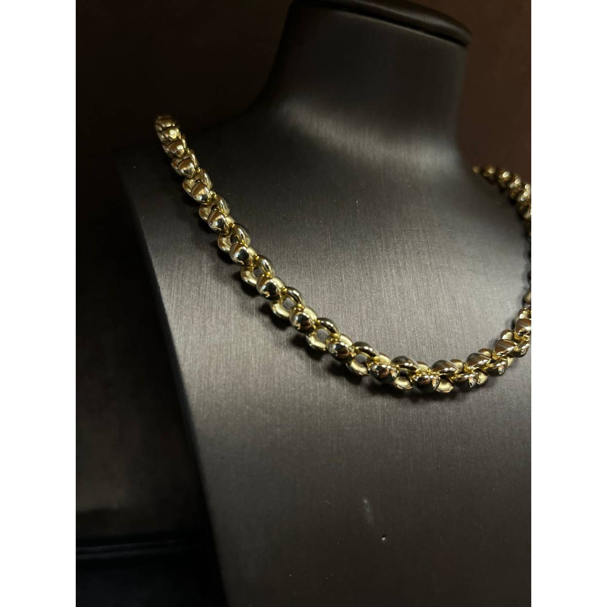 Geelgouden jasseron collier.
lengte van het collier is 45 cm.
Als u opzoek bent naar een collier dat mooi blijft dan is dit collier wat u zoekt!