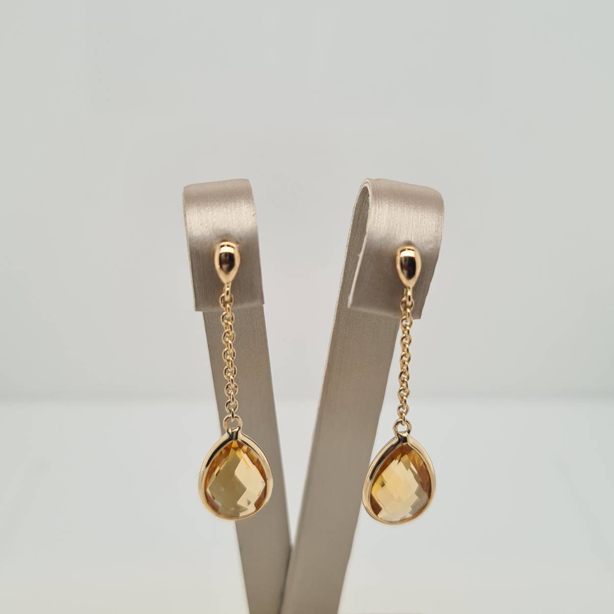 Prachtige 14 karaat gouden oorsieraden met citrien.
