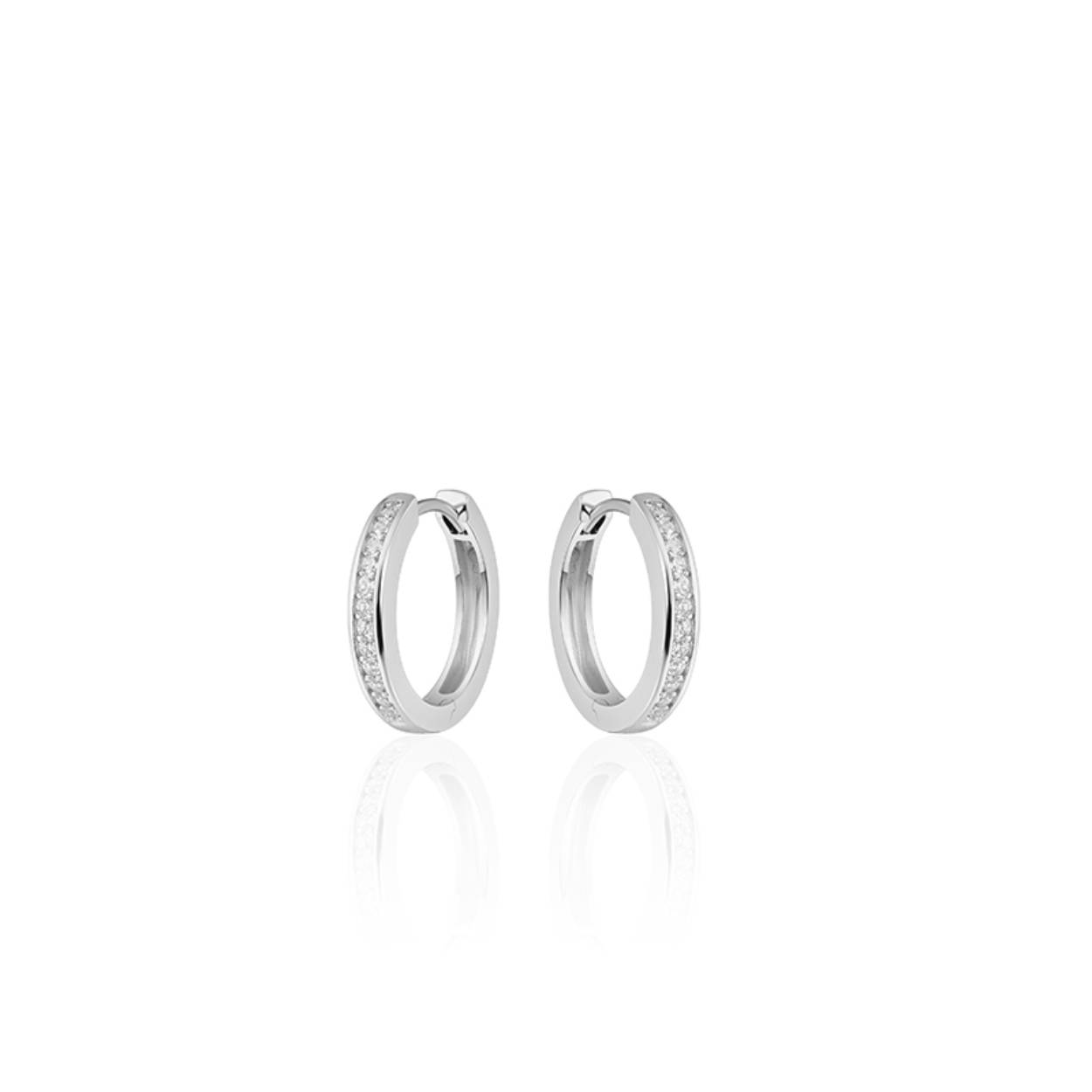 Zilver gerhodineerde oorringen met zirkonia's. De oorringen zijn voorzien van een scharniersluiting.