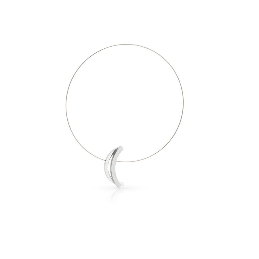 Collier C203 Dit collier bestaat uit twee bogen uitgevoerd in gematteerd aluminium, en een gepolijst deel. De ornamenten hangen aan een rvs draad die wordt verbonden door de twee delen.