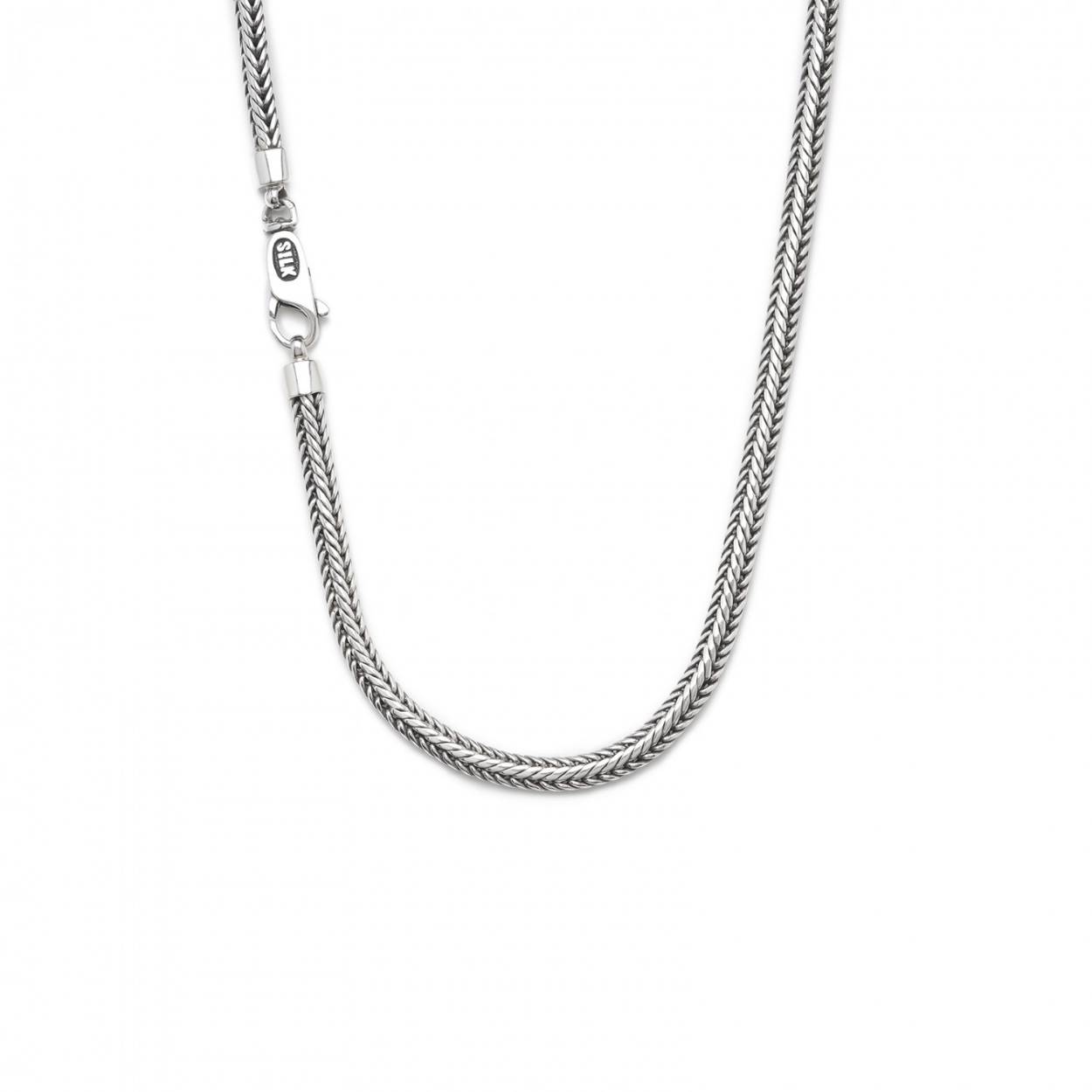 Deze sterling zilveren ketting kan zowel door dames als heren gedragen worden. De 925 sterling zilveren ketting heeft een vierkant gevlochten dubbele vossenstaart structuur met een stevige carabijn sluiting, wat het zilveren collier erg draagbaar maakt en ervoor zorgt dat de zilveren ketting prachtig soepel om de hals valt. De lengte van deze zilveren ketting is 50 centimeter. De zilveren ketting combineert perfect als set met een Zipp collection armband, welke van dezelfde dubbele vossenstaart vlechtstructuur gemaakt is. Deze zilveren dames en heren ketting zonder hanger is erg leuk om te dragen met een denim blouse of een stoer leren jasje. Houdt de rest van je outfit simpel zodat het collier goed opvalt. Het zilveren collier wordt in een mooie luxe geschenkverpakking verpakt. 