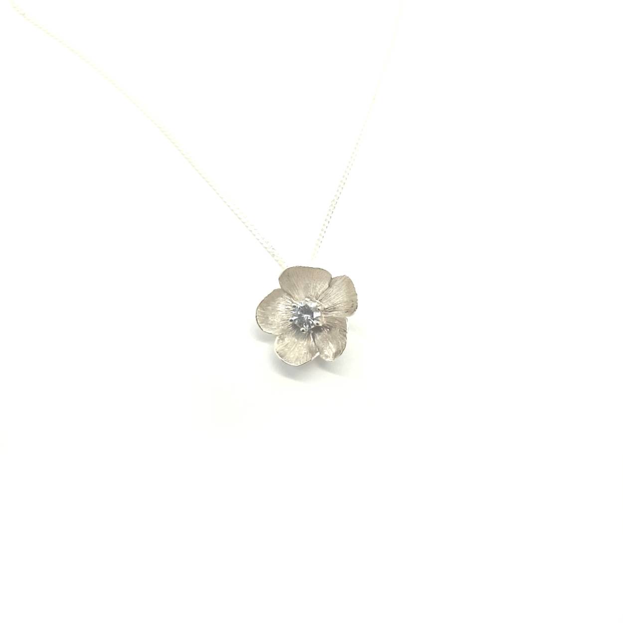 Net nieuw uit ons atelier en nu al een van onze bestsellers. Deze bloesem hanger. Achter ons atelier hebben we een kleine binnenplaats met heel bijzondere appelbomen. Ieder jaar genieten we volop van de bloesem en eigenlijk willen we die niet missen als deze periode voorbij is. Dus ja waarom maken we deze niet in zilver en goud? Geniet het hele jaar door van de prachtige ontluikende bloesem. Daar wordt je toch vrolijk van.

Deze hanger wordt los verkocht of wil je er een bijpassende ketting van zilver bij bestellen?

Maak een afspraak en kom deze sierlijke hanger eens passen! Of bestel haar gelijk, dan sturen we deze mooi verpakt naar je toe.