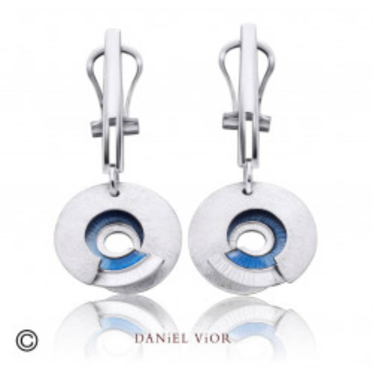 Blauw geëmailleerde oorhangers van gerhodineerd zilver met dunne franse oorhaken ipv de afgebeelde klem.