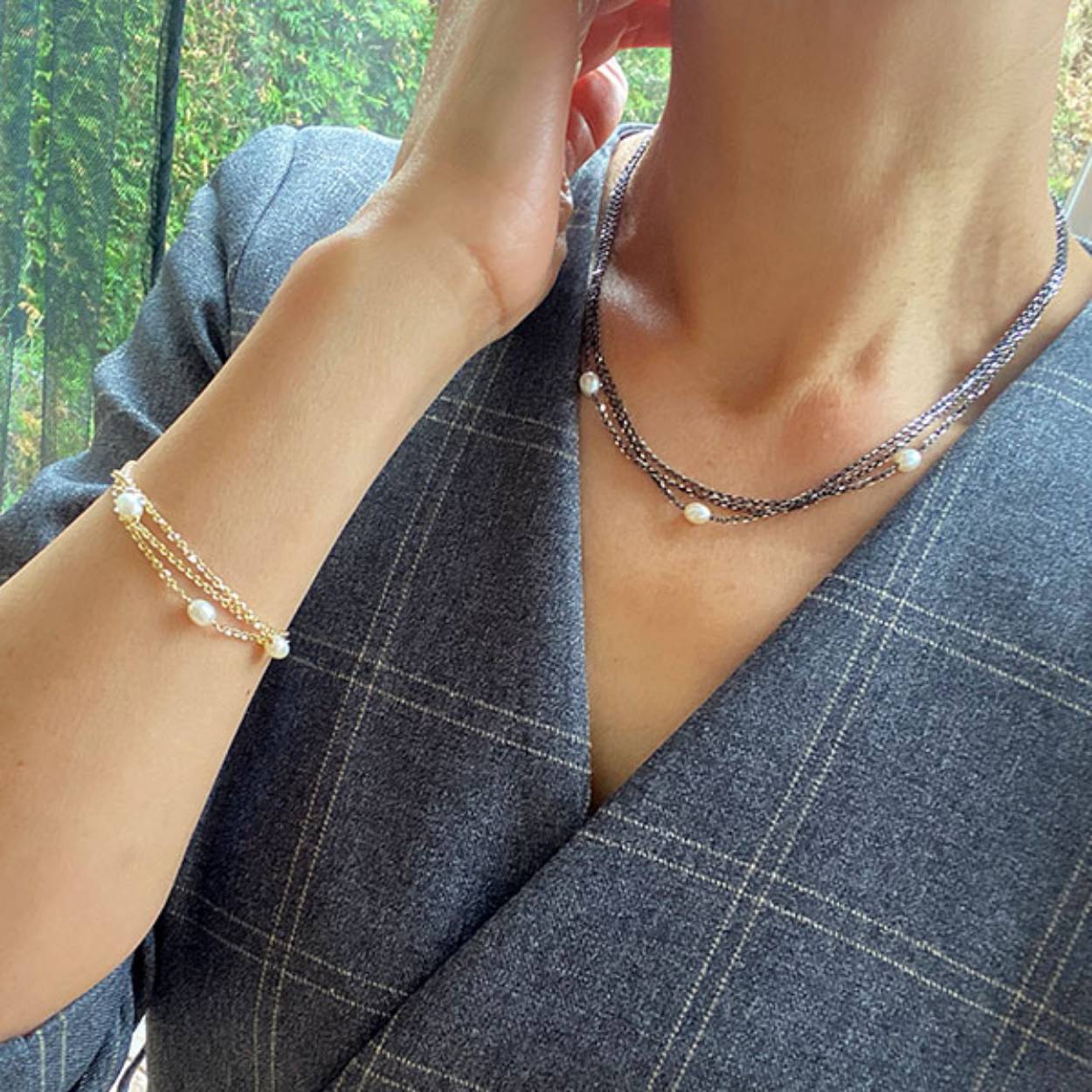 3-rijige kettingontwerp gemaakt van gefacetteerde ankerkettingen met geïntegreerde zoetwaterparels.Alles gedaan in sterling zilver en armband met 4cm verlengketting.