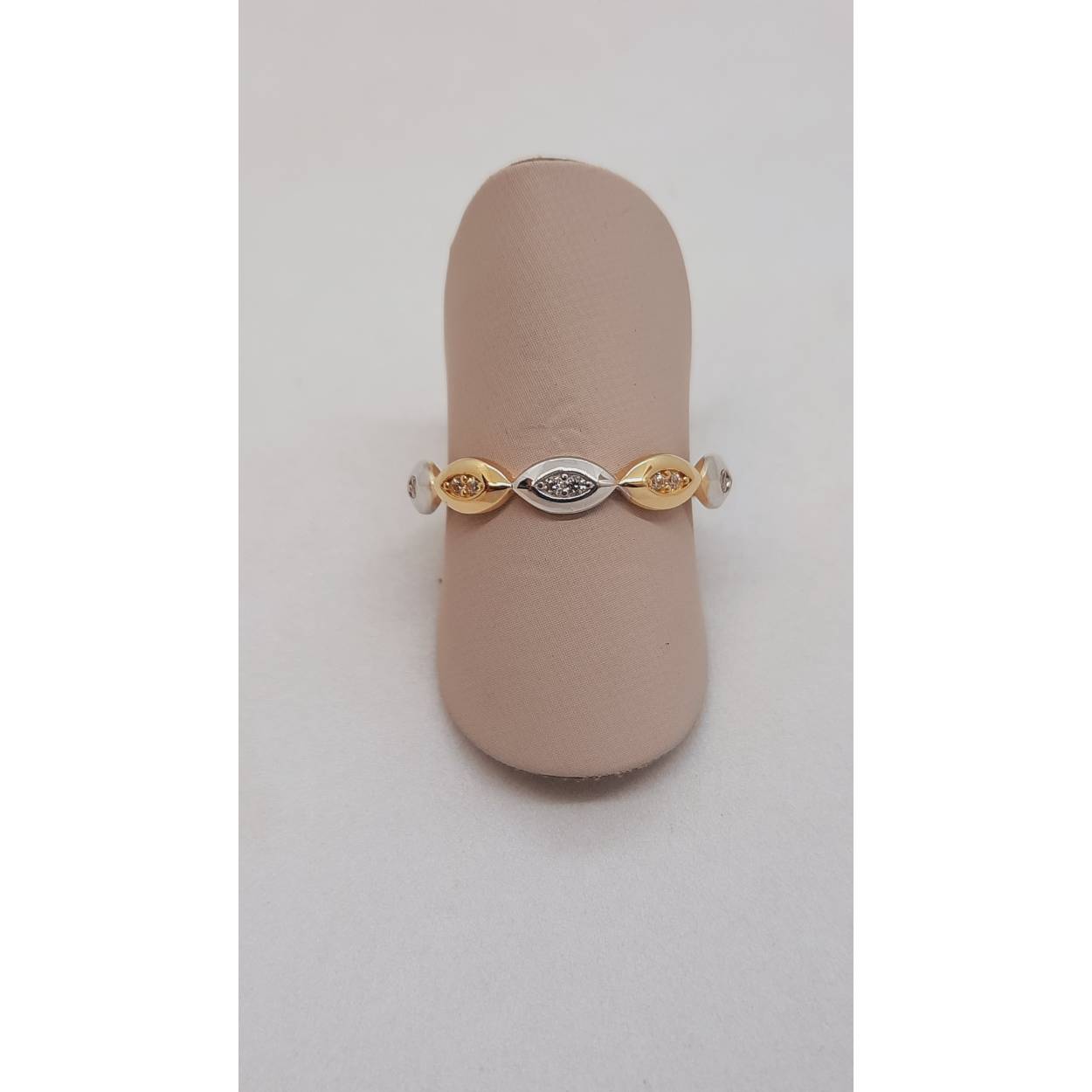 Deze prachtige gouden ring, modelnummer BREA-JOY-0004070, is vervaardigd uit 14-karaats goud en bezet met schitterende stenen. De ring heeft een glanzende afwerking en is verkrijgbaar in maat 54. De goud-zilver kleurige combinatie geeft een elegante uitstraling. Perfect om te dragen bij speciale gelegenheden of om elke dag een vleugje luxe toe te voegen.