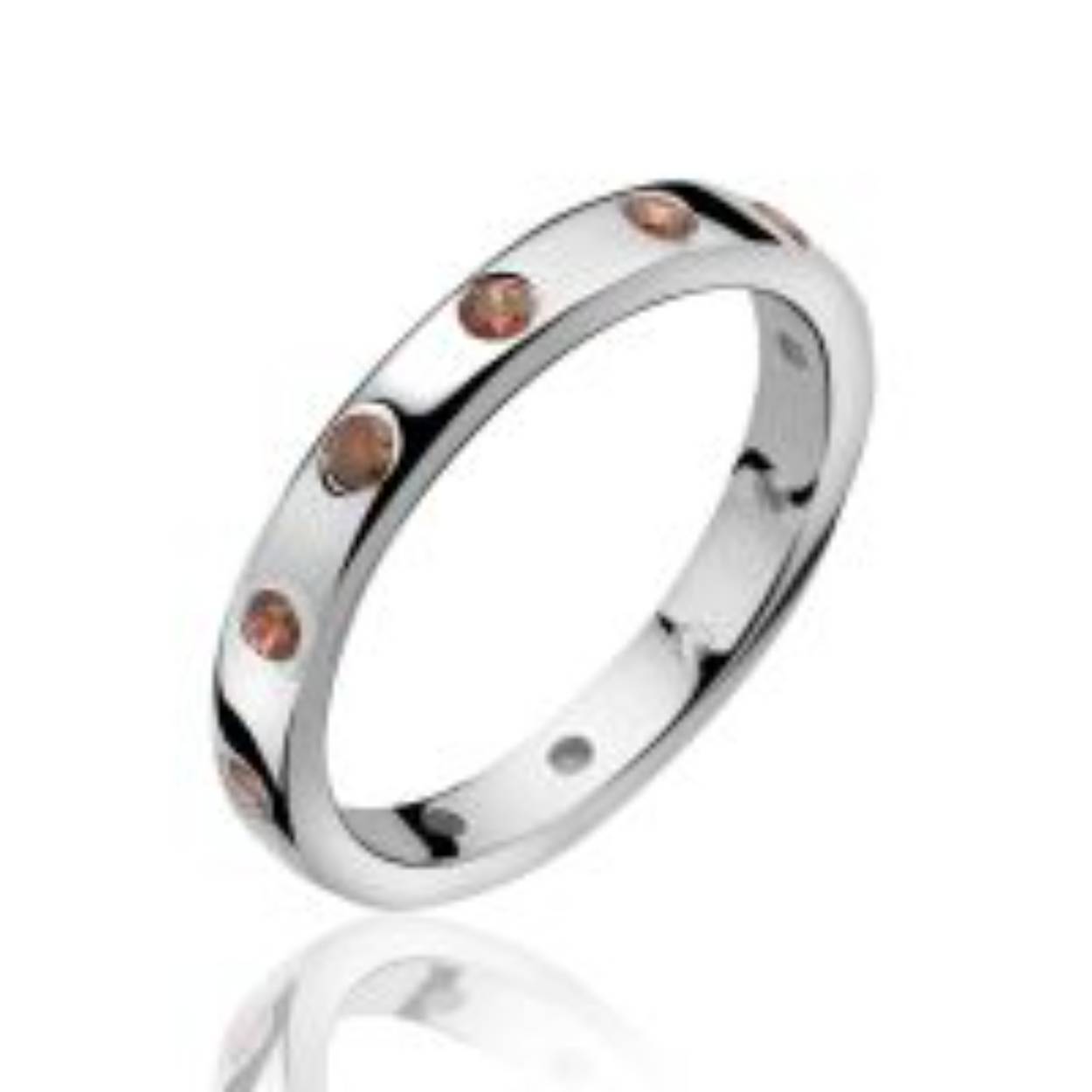 ZINZI zilveren aanschuifring rondom gezet met ronde zirconia in de kleur rood. Ideaal om te combineren met andere ringen. Mix & match en maak je eigenstyle. Vervaardigd van eerste gehalte zilver (925) en met extra rodiumlaag voor een langdurige glans.