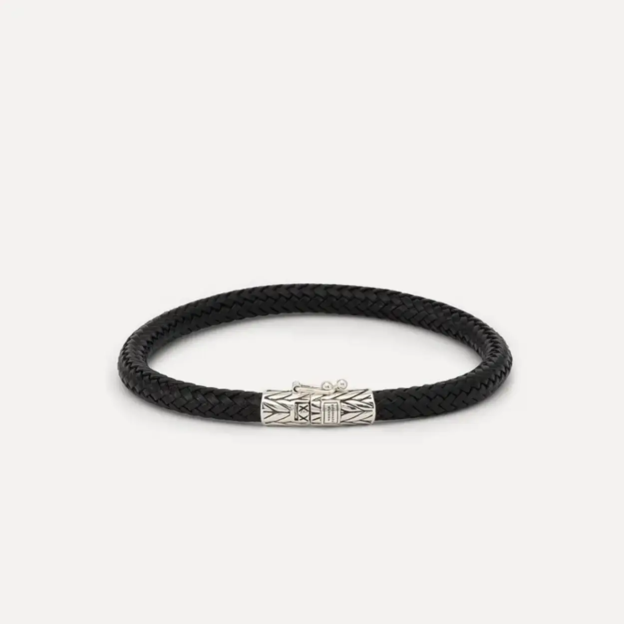149BLEllenD
De Ellen Leren Armband Zwart vertegenwoordigt vakkundigheid in een verfijnde stijl. Deze unieke armband is voorzien van een perfecte mix van leer en zilver en laat echt vakmanschap zien. Zowel in het leer als in het zilveren slot is het design van ons iconische Ellen vlechtwerk te zien. De Ellen collectie straalt een bijzondere kwaliteit uit die een blijvende indruk achterlaat. Verhoog je fashion level met de opvallende Ellen Leren Armband Zwart. Ook verkrijgbaar in navy blauw of grijs. 