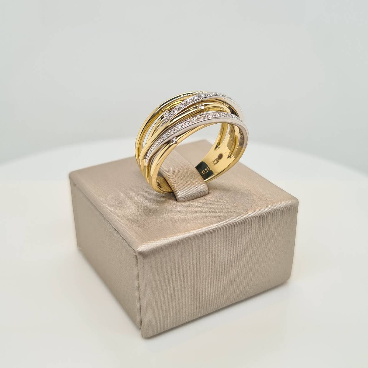 Prachtige 14 karaat gouden ring bezet met diamant, 0.16crt. 
De maat van de ring is 56. Heeft u een andere maat, neem dan gerust contact met ons op.