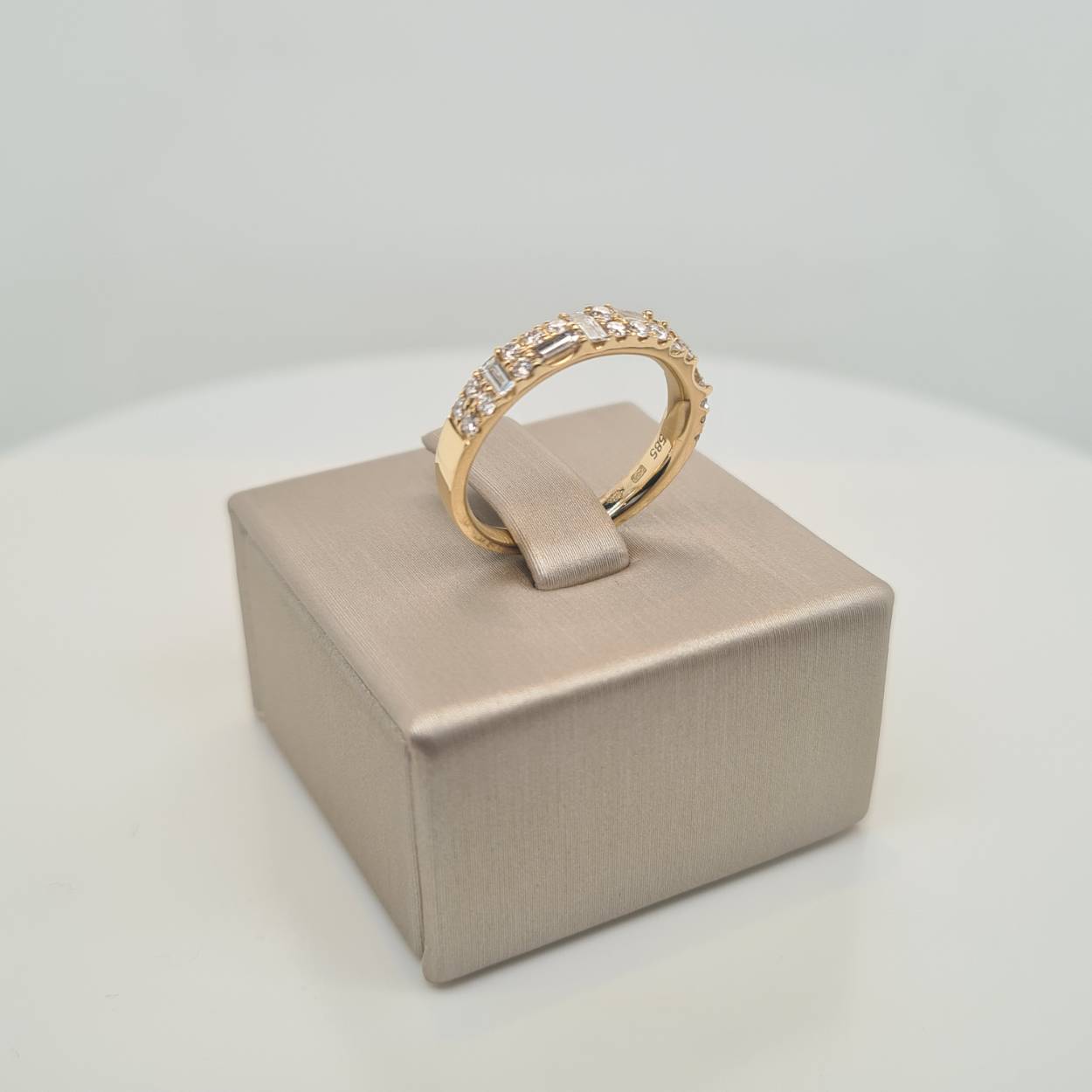 14krt gouden ring met diamant