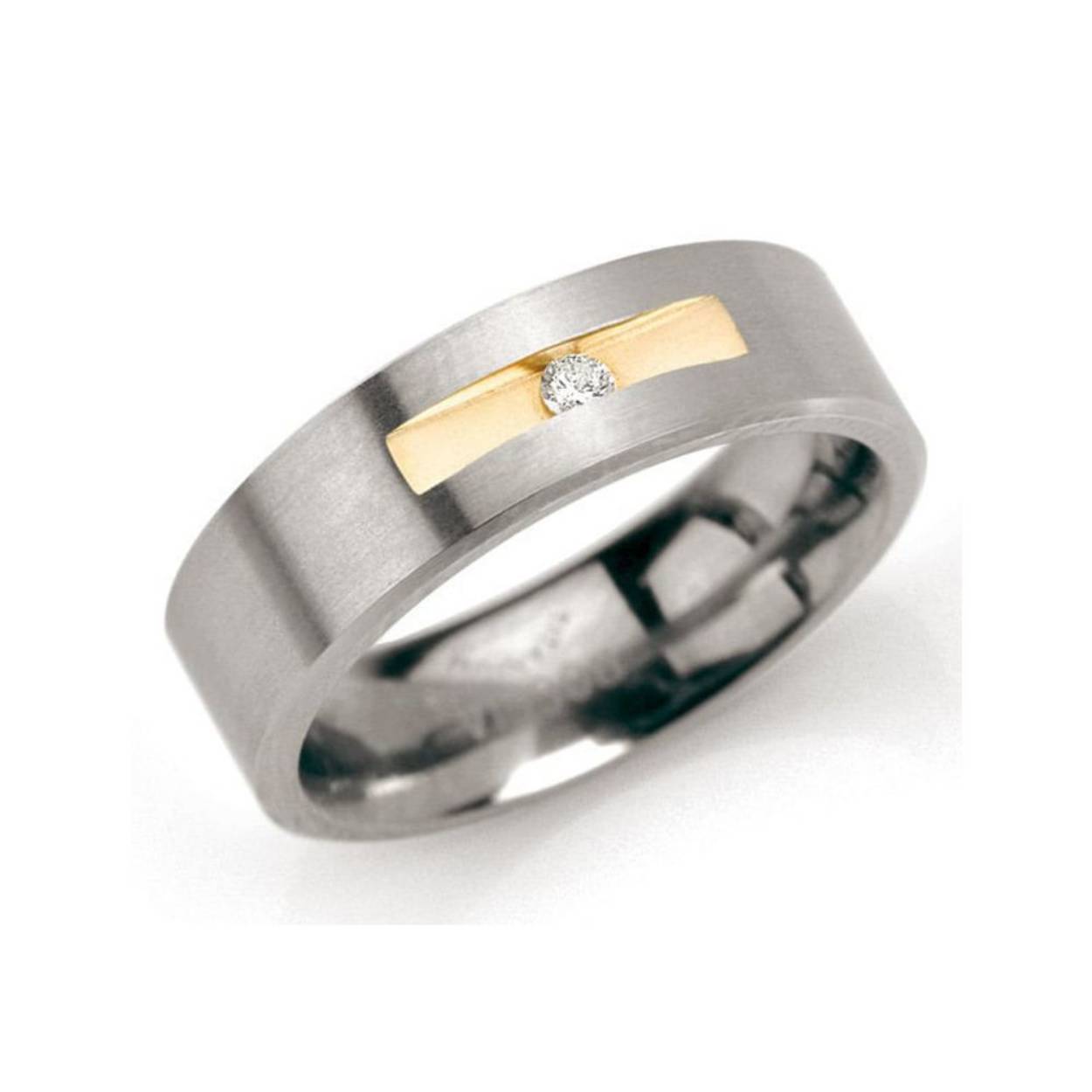 De ring is voorzien van een vergulde baan en gezet met één geslepen diamant van 0.03 ct. Om voor een verhoogd draagcomfort te zorgen zijn de ringen aan de binnenkant bol afgewerkt. De ring is gematteerd afgewerkt.
Diamant: 0.03 ct.
Breedte: 6.0 mm.
Maat: 55