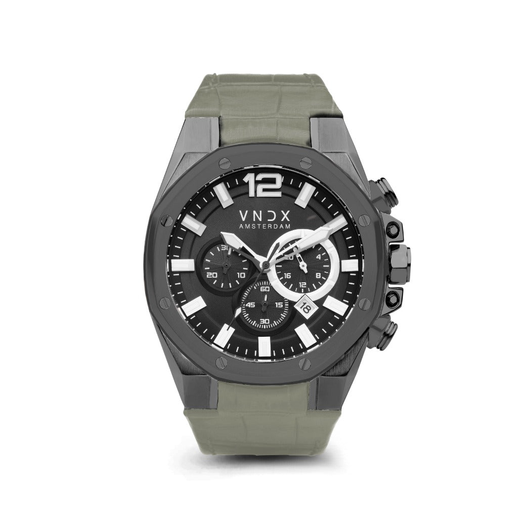 De Wise Man Grijs, het meest elegante heren horloge van VNDX. Gemaakt met passie, voor de wijze man. Zijn achthoekige roestvrijstalen kast past perfect om de pols van een man. De stalen kast van 46 mm wordt afgemaakt door de stoere grijs kleurige lunette die het uiterlijk van de Wise Man stoer maakt.

De elegante maar stoere kast van het horloge wordt gecombineerd met een licht grijze Italiaans kwaliteit leren band. De leren band heeft een karakteristieke en krachtige uiterlijk, zoals zijn toekomstige eigenaar.

De Wise Man Grijs wordt aangedreven door een sterk uurwerk dat voorzien is van een chronograaf met verschillende functies. Zo beschikt de Wise Man over een stopwatch en een datum aanduiding.

Ook wanneer je tot in de late uurtjes weloverwogen beslissingen neemt, om je eigen pad te bewandelen, zal de Wise Man Grijs je met zijn lichtgevende wijzers aangeven dat het nooit te laat is!

''Be you, be wise and always do things you feel right about! The Wise Man''