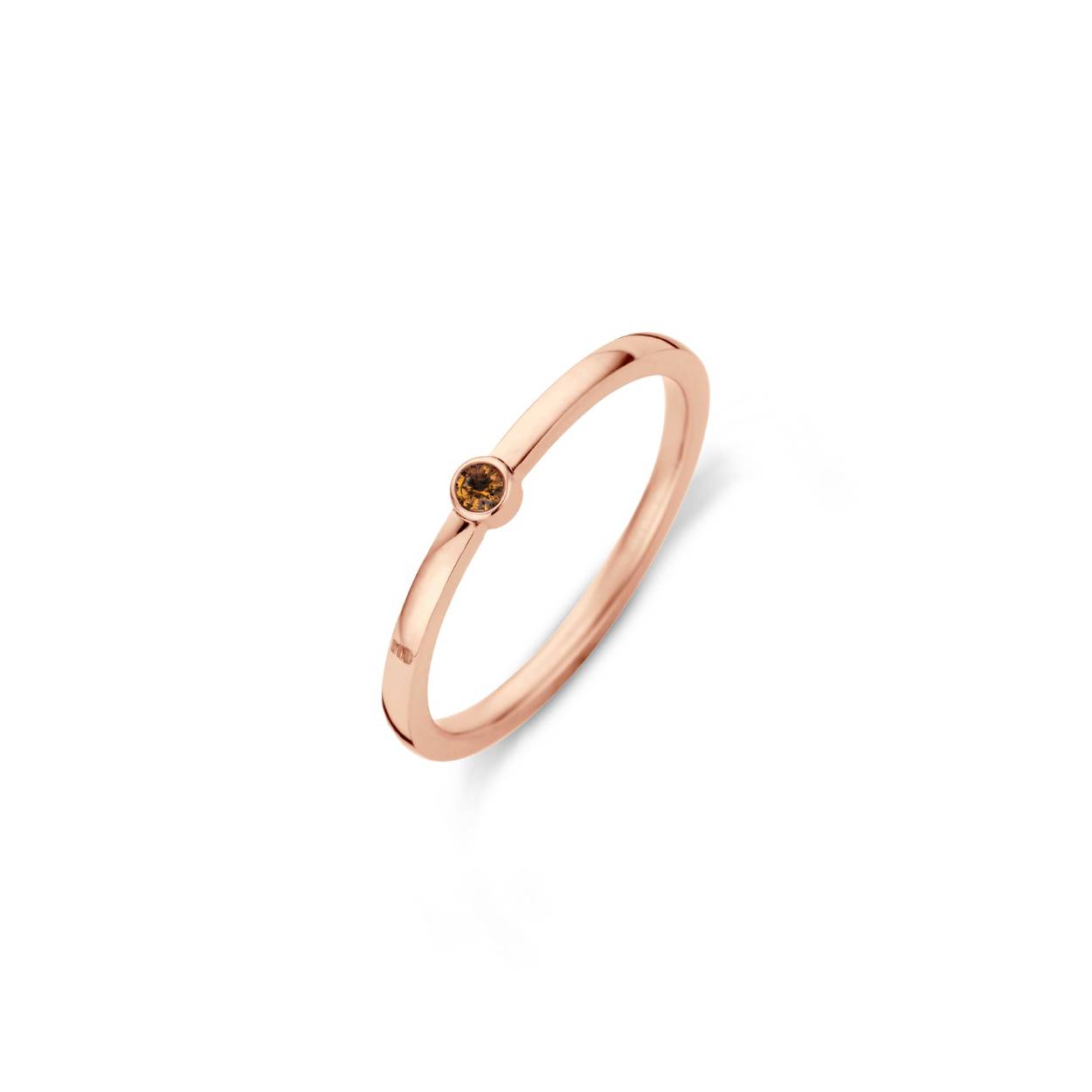 De Melano Friends Mini CZ ring is weer terug in vijf nieuwe najaarskleuren. De nieuwe kleurtjes van deze populaire ring zijn perfect te combineren met de nieuwe stenen uit de Twisted en Vivid collectie van dit seizoen. Draag hem als aanschuifring bij je andere favoriete Melano ringen en voeg net dat beetje extra glam toe. De Mini CZ ring is 3 mm breed en is verkrijgbaar in een zilver-, rose goud- of goudkleurige plating.