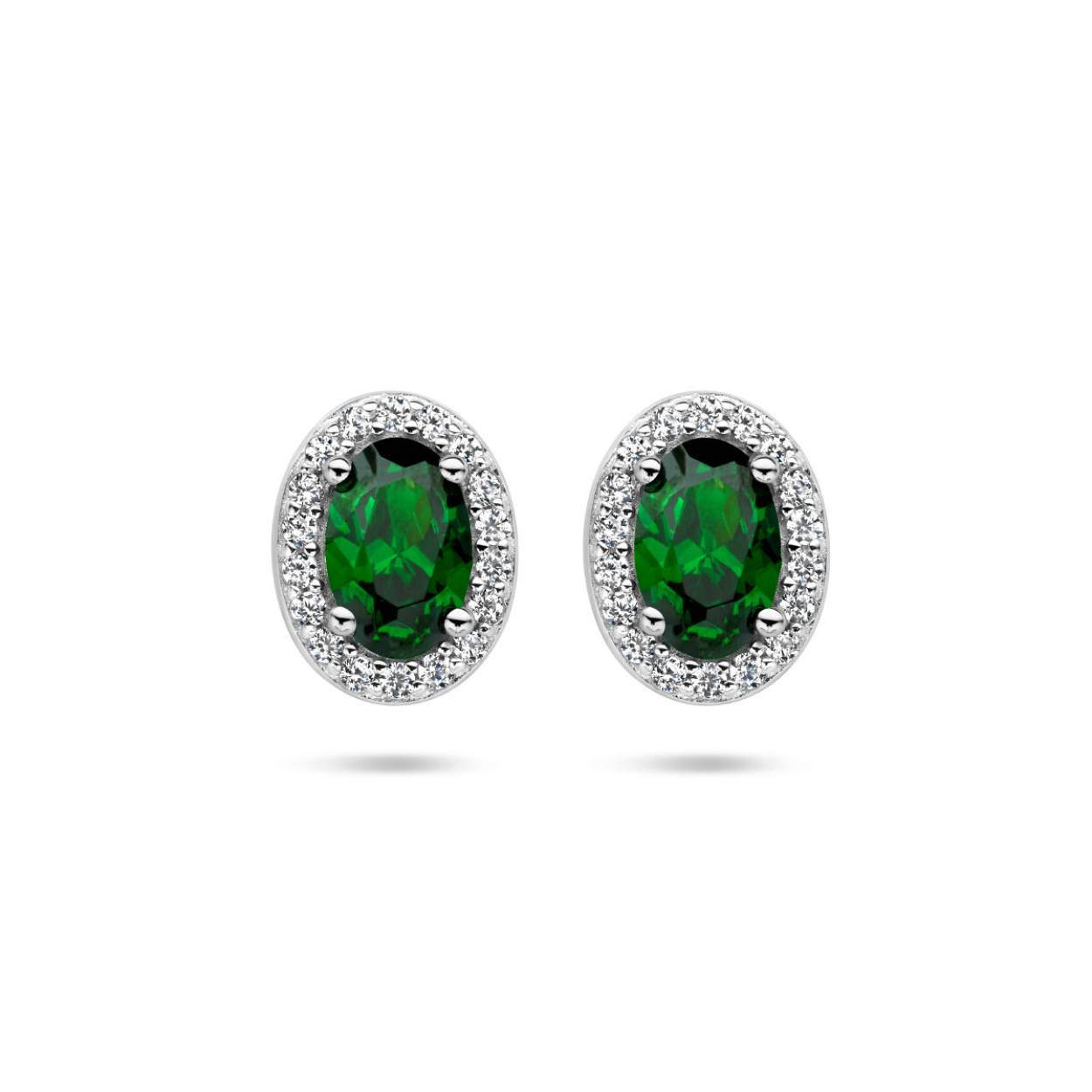 Gerhodineerd 925 zilveren oorknoppen uitgevoerd met groen zirkonia. De oorknoppen hebben een afmeting van 9x7mm.