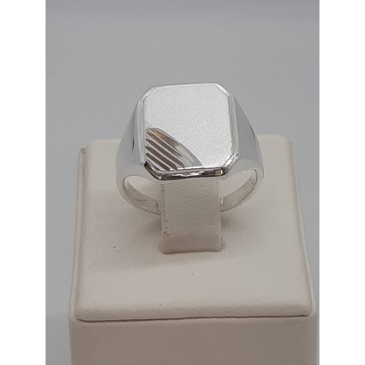 De zilveren herenring modelnummer BREA-RDL-0002464 is gemaakt van 925 sterling zilver, met een glanzende afwerking en een helderwitte kleur. De ring heeft een breedte van 12,7 mm en een dikte van 2 mm. Met ringmaat 58 is deze ideaal voor dagelijks gebruik of speciale gelegenheden, waarbij de ring makkelijk te combineren is met andere zilveren sieraden.