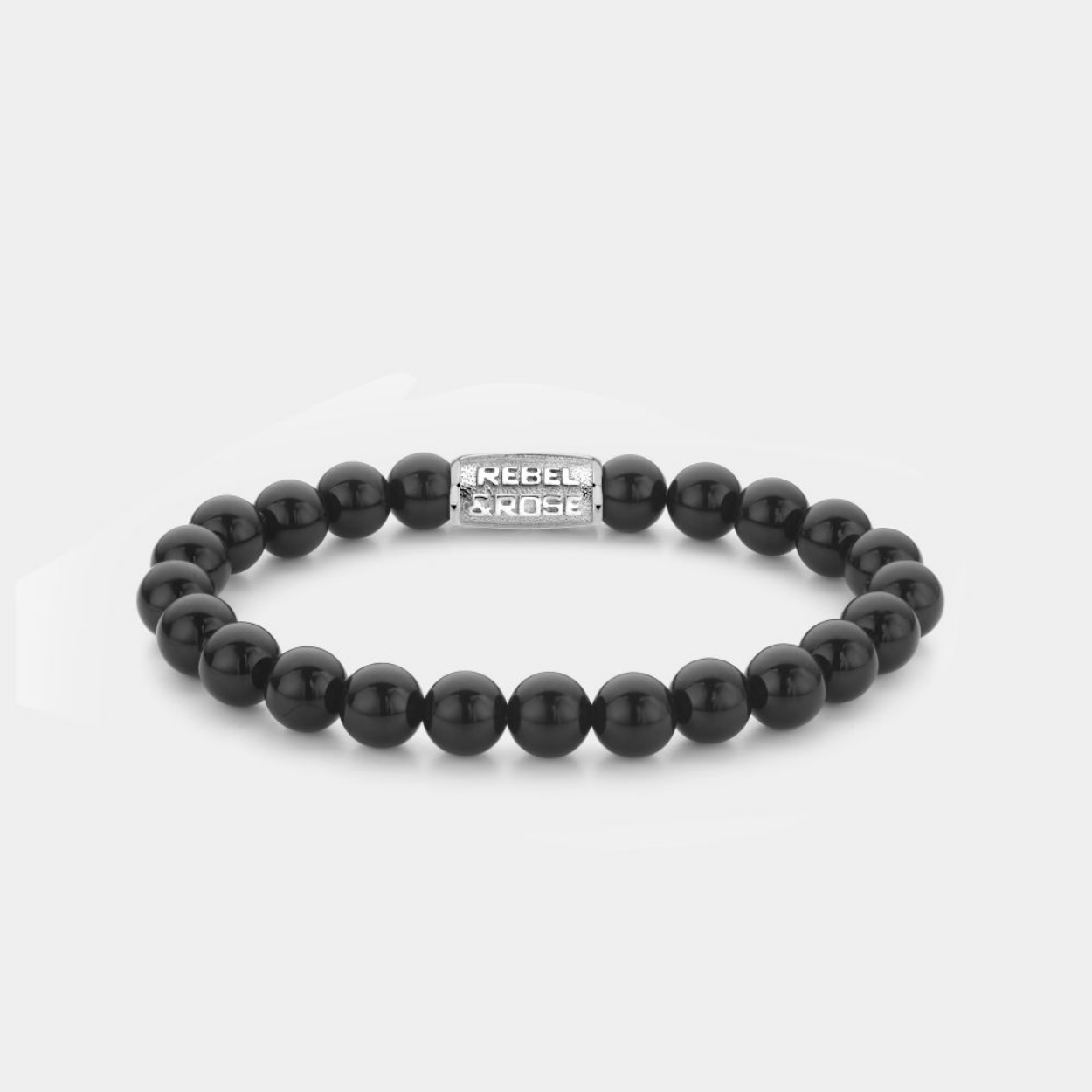 Edelstenen bead armband, handgemaakt van glanzende 8mm zwarte Onyx stenen met een zilverkleurige sluiting. Het Rebel & Rose sieraad is makkelijk te combineren met andere zilveren, leren of kralenarmbanden.