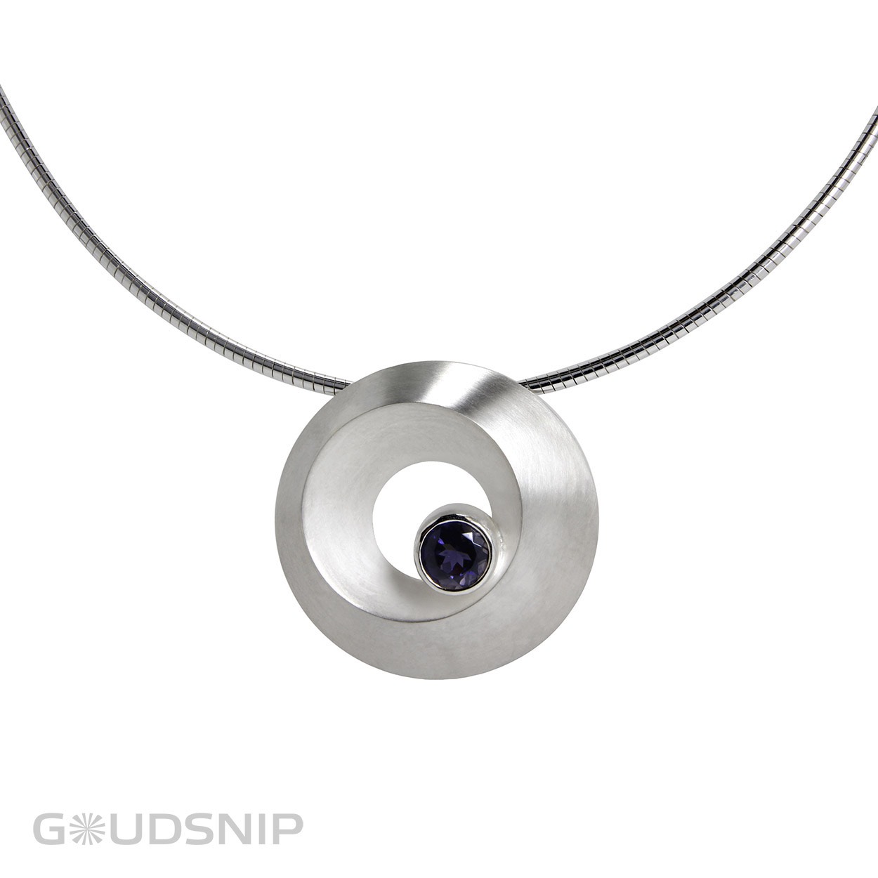 Hanger is exclusief collier