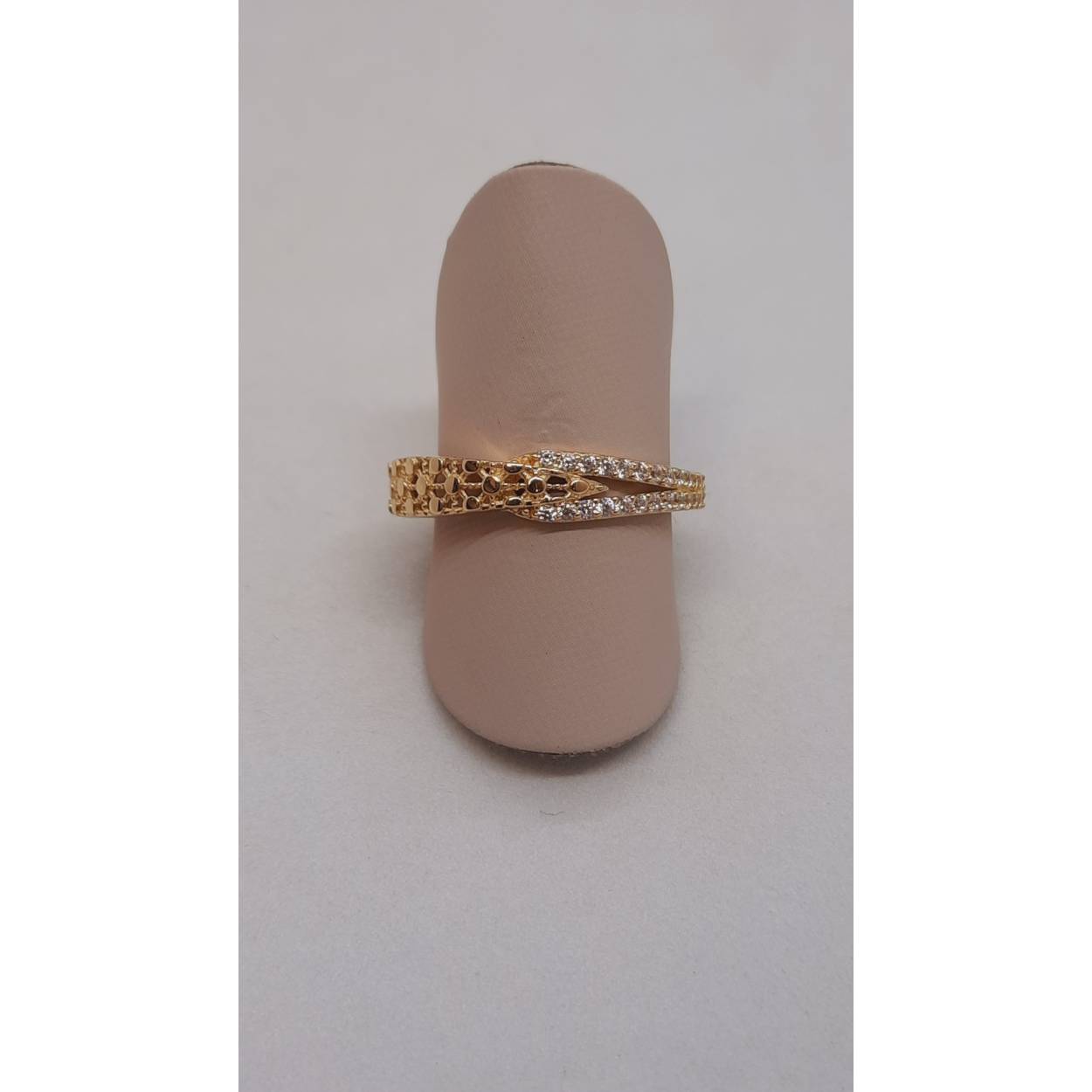 De gouden ring, modelnummer BREA-JOY-0004083, is gemaakt van 14 karaat goud en is voorzien van stenen. Deze glanzende goudkleurige ring heeft maat 54 en is perfect voor dagelijks gebruik of speciale gelegenheden. Draag hem solo voor een subtiele look of combineer met andere sieraden voor een opvallende stijl. Perfect voor de moderne vrouw.