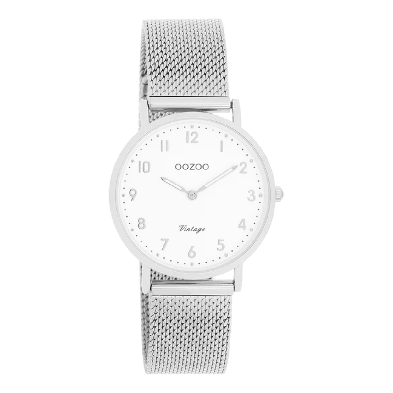 De Oozoo horloge model C20345 heeft een zilverkleurige behuizing en witte wijzerplaat, gemaakt van metaal. Het heeft een metalen mesh band en is allergievrij en nikkelvrij. Geschikt voor dagelijks gebruik, met analoge tijdsaanduiding en Arabische index. Beste te dragen bij zowel casual als formele outfits voor een stijlvolle en tijdloze uitstraling.