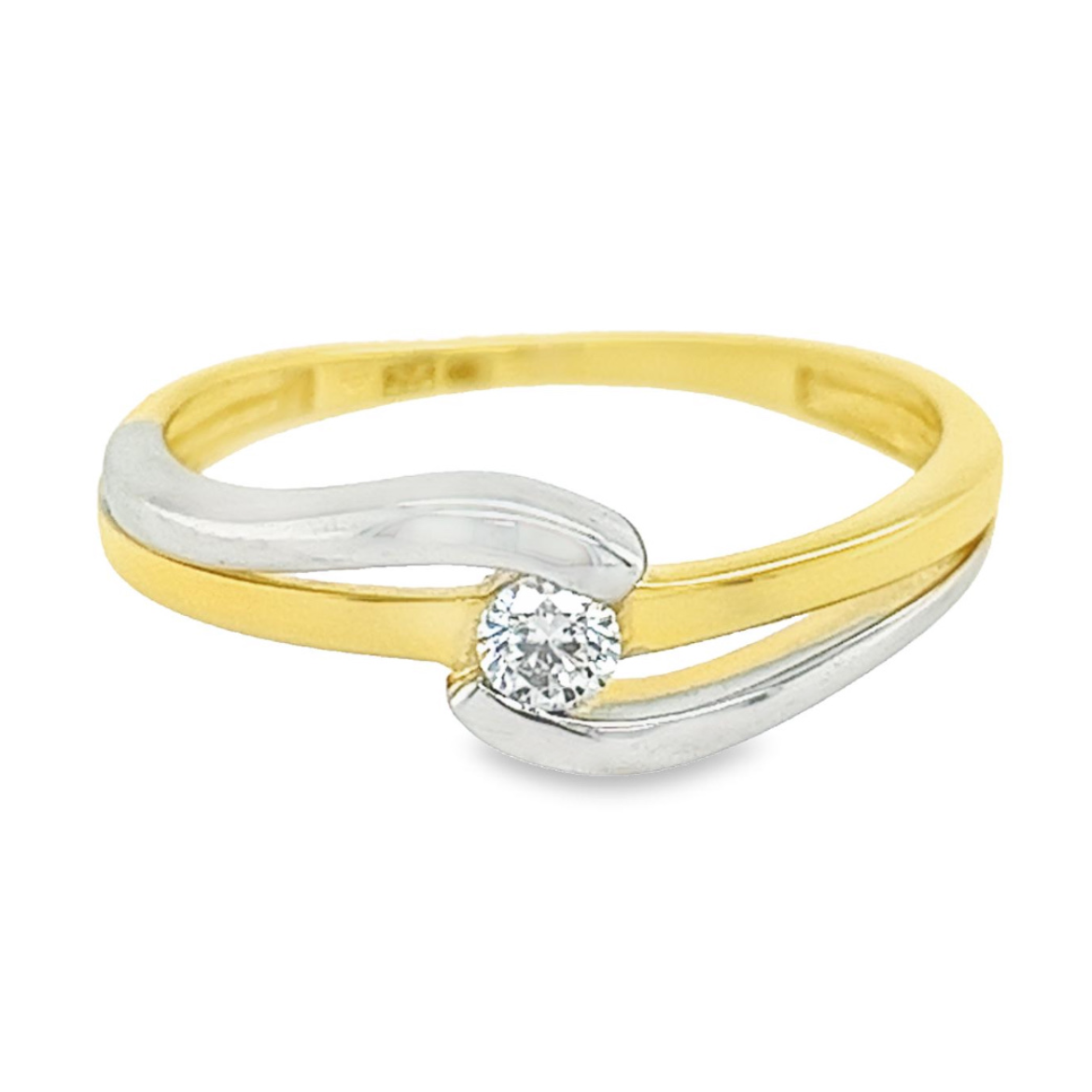 Deze bicolor gouden ring heeft een luxe en sierlijke uitstraling. De ring is zowel witgoud als geelgoud van kleur en in het midden is een briljant geslepen zirkonia steen gezet. Deze ring is volledig glad gepolijst en erg mooi van vorm.