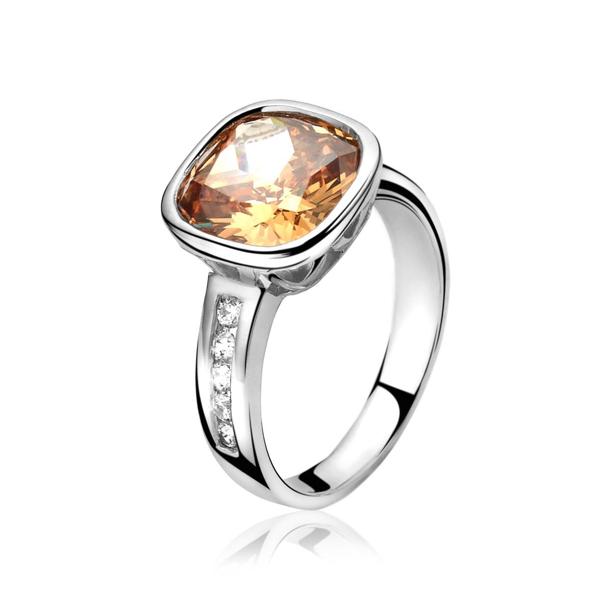 ZINZI zilveren fantasie ring met cognac gekleurde zirconia. De ring is verder bezet met aan elke kant 5 witte zirconia's die de ring een finishing touch geven.