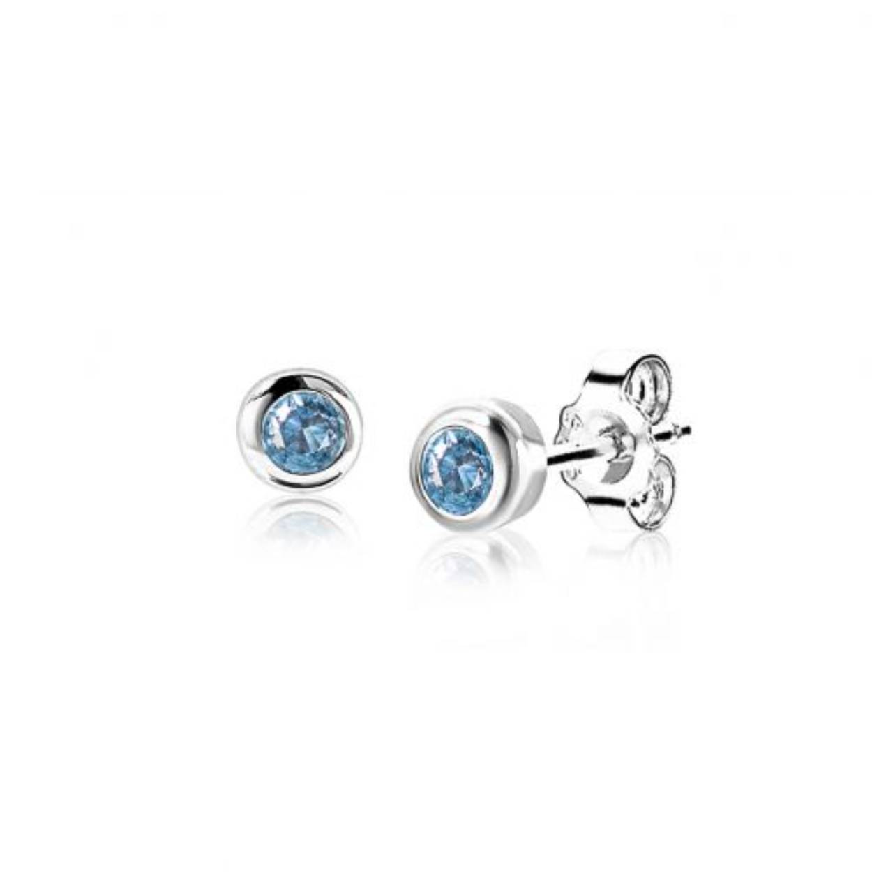BIRTHSTONE zilveren oorknoppen 4mm DECEMBER, staan symbool voor iemand die in de maand december is geboren. In december is de geboortesteen 'blauw topaas zirconia'. Iedere geboortesteen heeft haar eigen betekenis. De oorsieraden zijn vervaardigd van eerste gehalte zilver (925) en voorzien van een extra rodiumlaag voor een langdurige glan