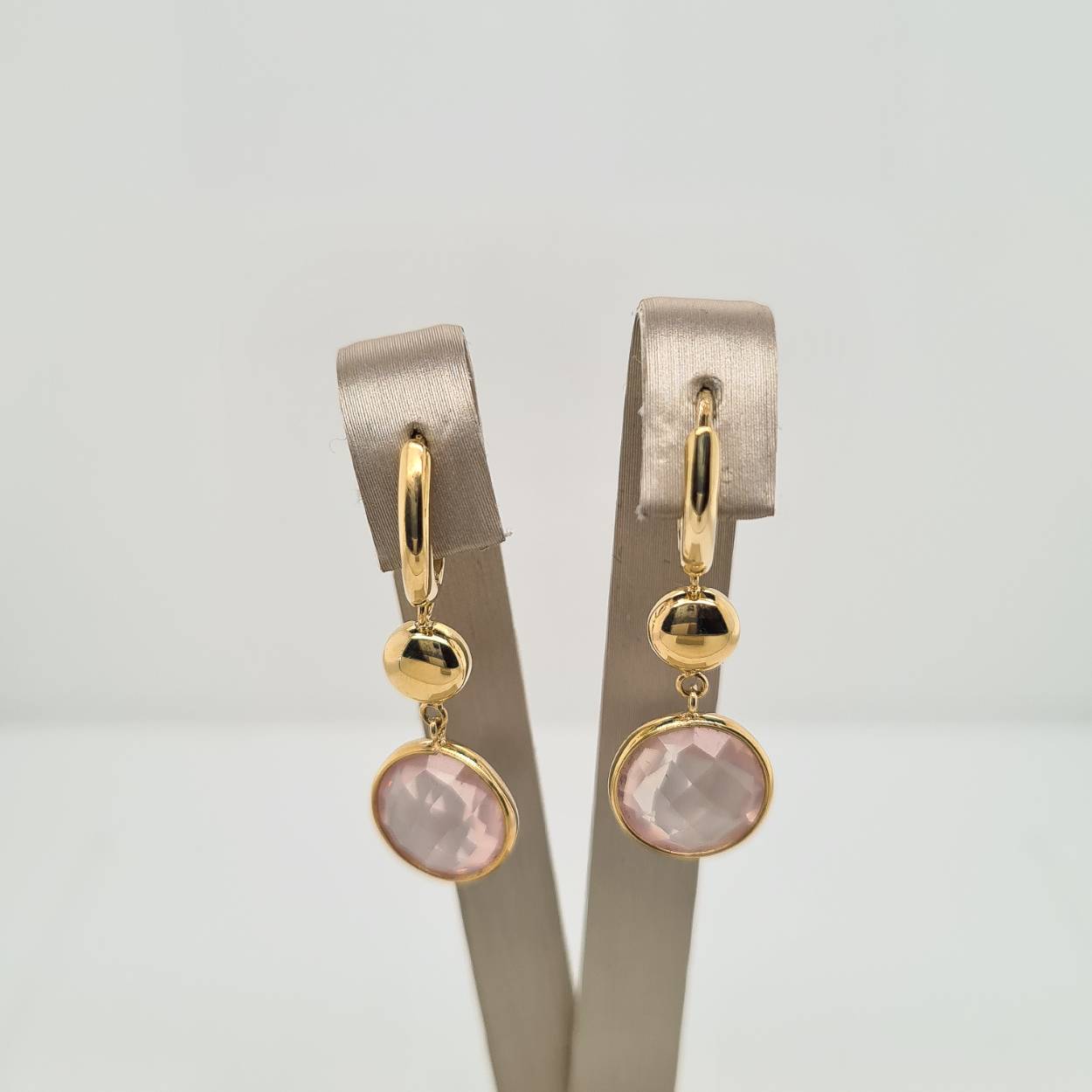 Prachtige 14 karaat gouden oorsieraden met roze kwarts. 