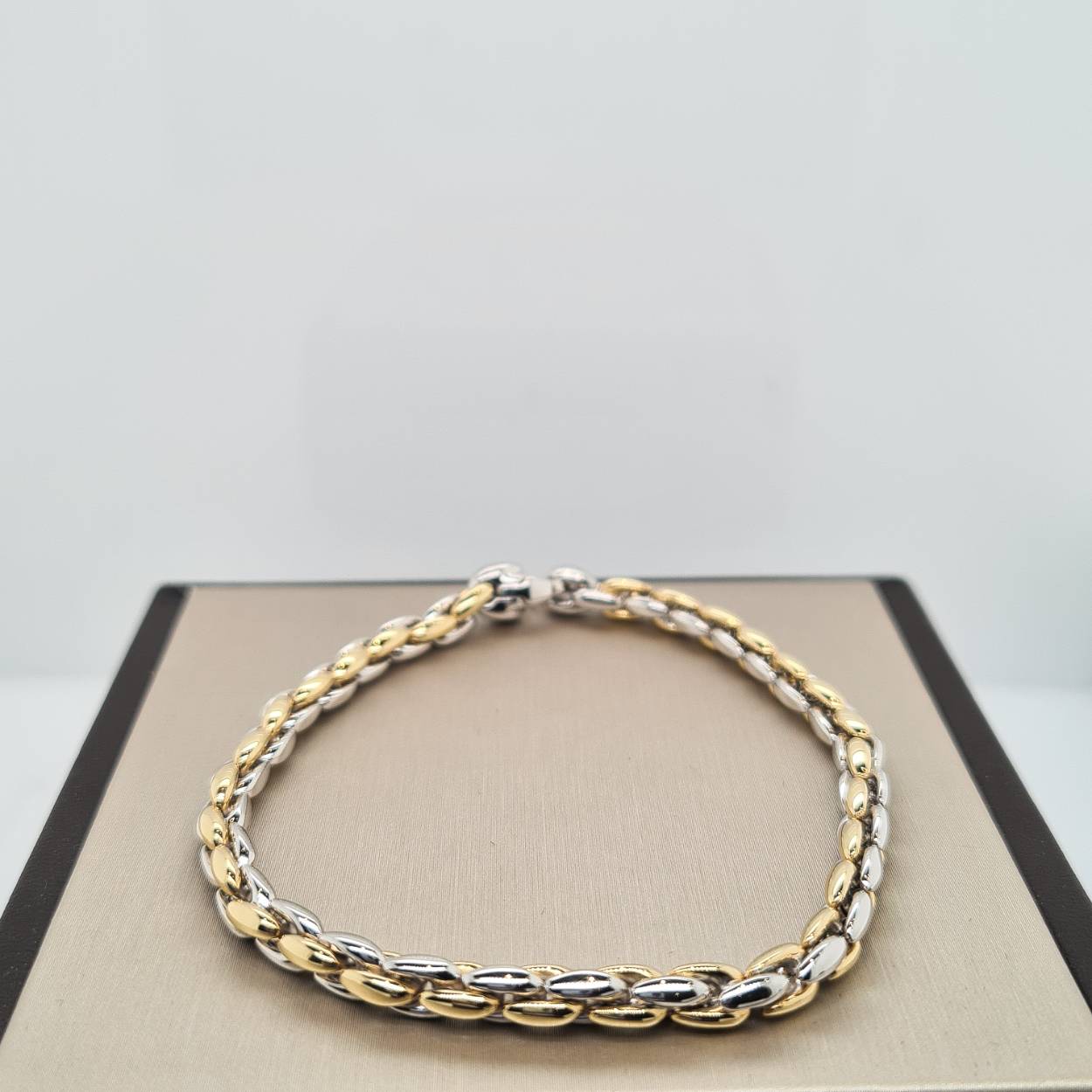Prachtig 14krt bicolor gouden armband uit de collectie van Monzario. De lengte van de armband is 20cm.

Referentienummer: 828ABIC