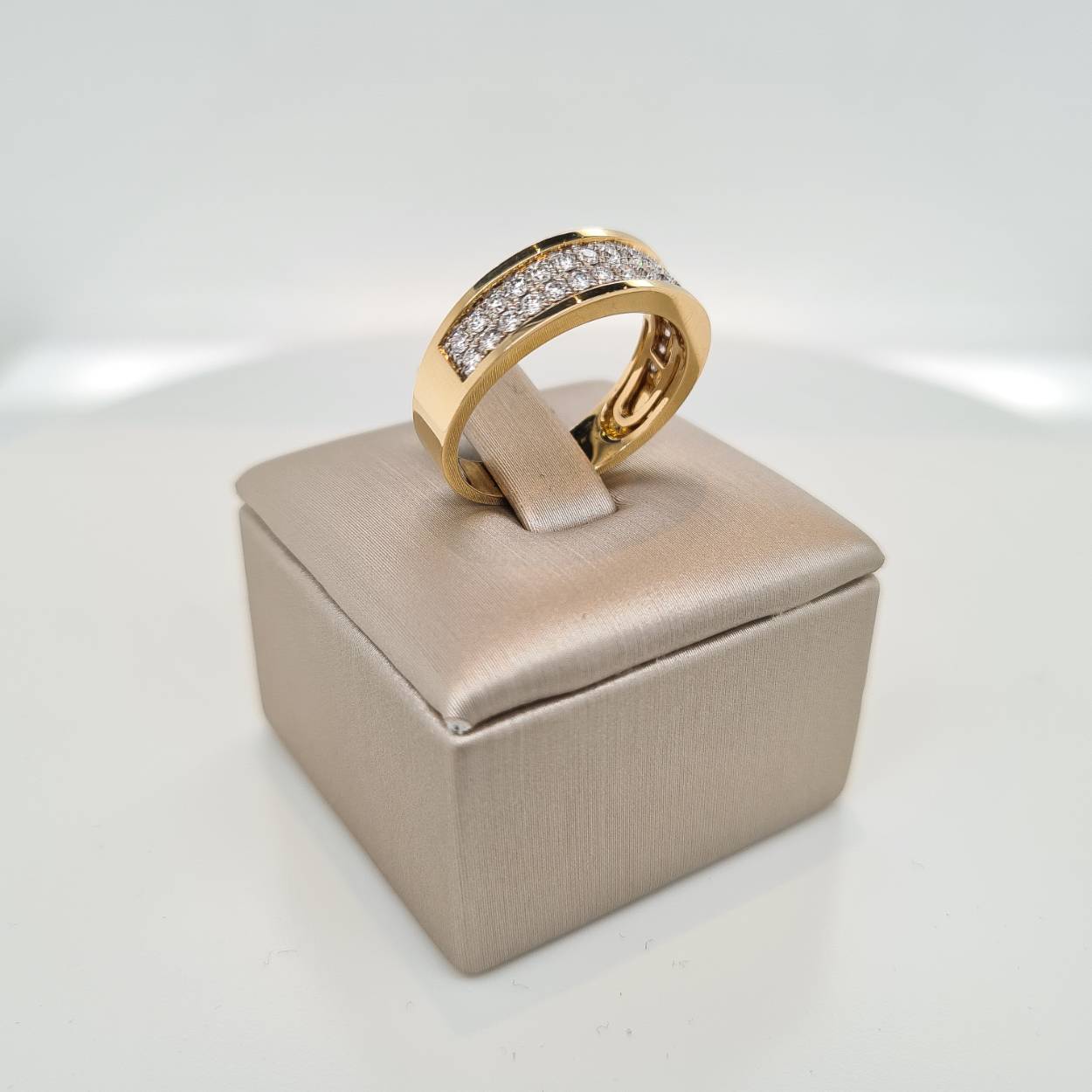 Prachtige 14krt gouden ring met diamant, 0,52crt H Si. De maat van de ring is 55 (17,5). Heeft u een andere maat, neem dan contact met ons op.

