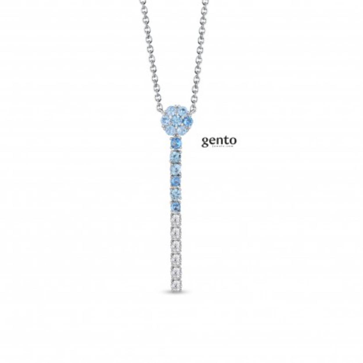 ketting en hanger in zilver bezet met witte en blauwe steentjes