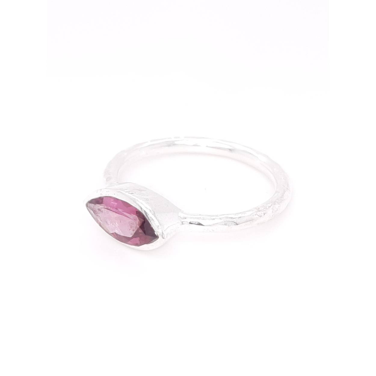 zilveren ring met navette rhodoliet