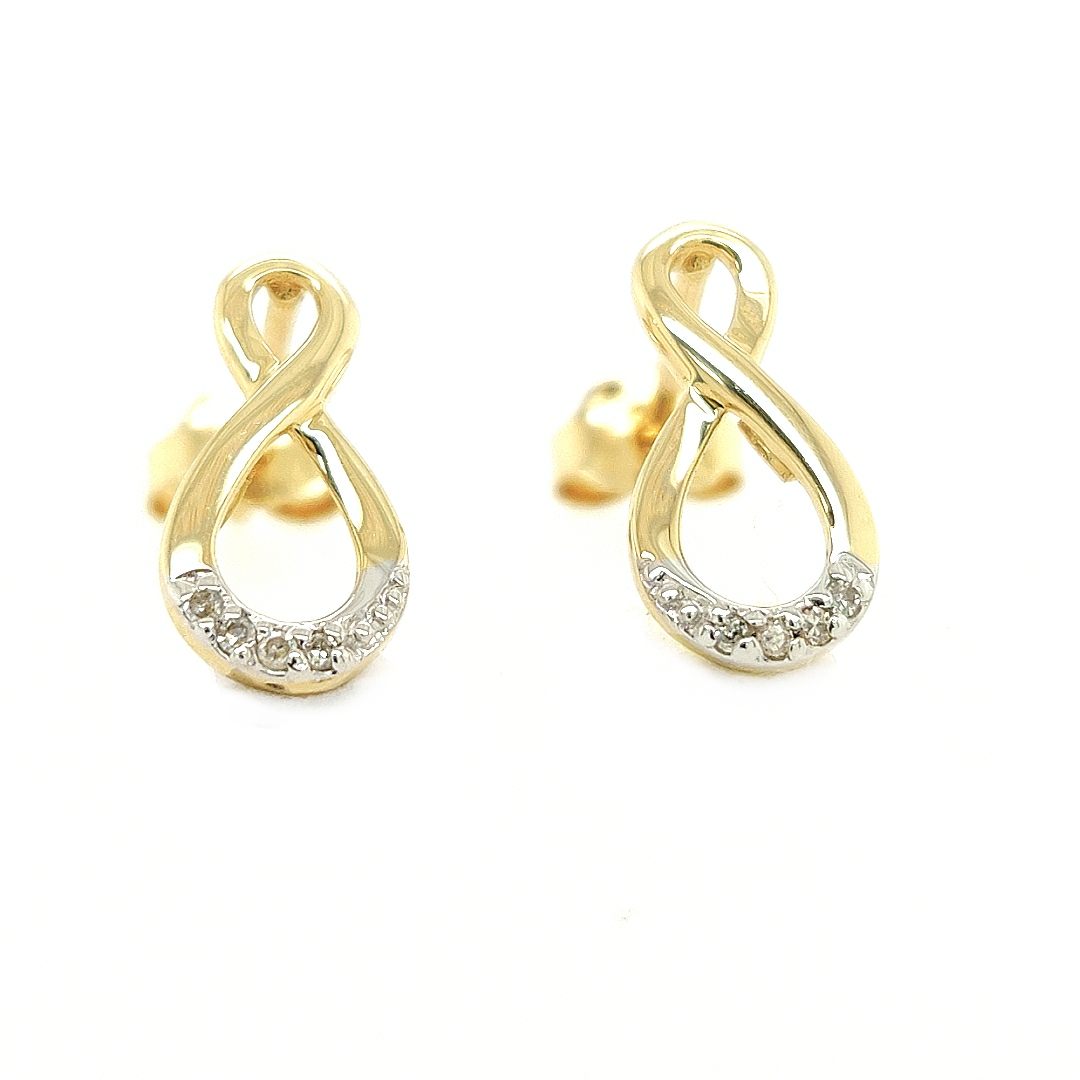 Deze geel gouden oorstekers hebben een rustige en sierlijke uitstraling. De oorstekers zijn gemaakt tot een infinity vorm en de onderkant van de oorstekers zijn vol gezet met kleine diamantjes. 

Bijpassende hanger: GHAB179WRSM
