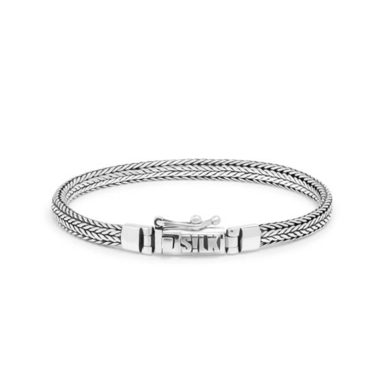Ontdek deze elegante sterling zilveren armband, vervaardigd met een verfijnde platte vlechtstructuur die ook beschikbaar is in onze wikkelarmbandcollectie. Zowel geschikt voor mannen als vrouwen. Maak je look compleet door deze armband te combineren met andere items uit onze collectie met dezelfde prachtige gevlochten structuur. Wordt geleverd in een luxe geschenkverpakking voor een extra vleugje elegantie.