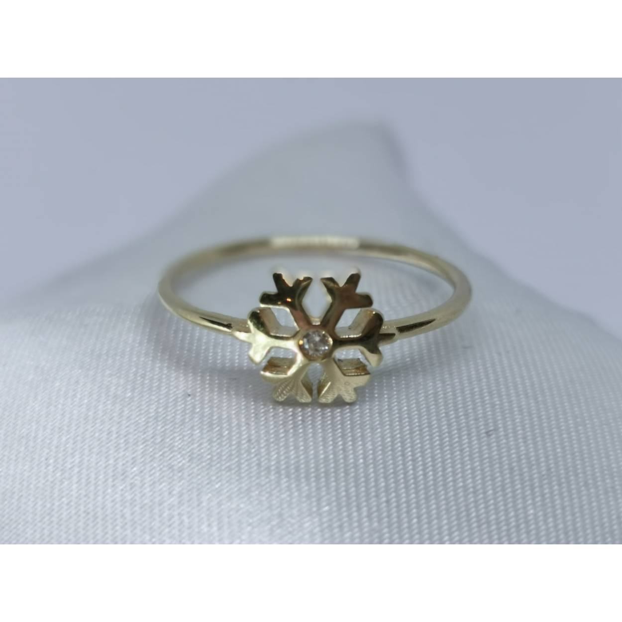 14 karaat gouden sneeuw vlok ring bezet met zirkonia.