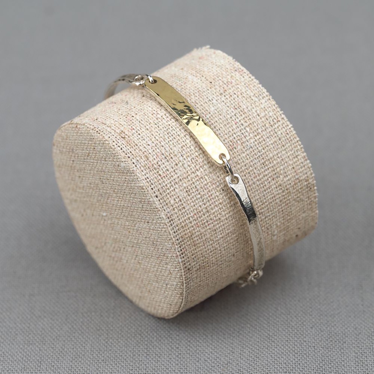 Armband gemaakt van 925 sterling zilver in combinatie met een 9 karaat plaatje in het midden. Deze armband kan op verschillende lengtes gedragen worden dankzij de schakels. De kortste lengte waarop hij gedragen kan worden is 15 cm. Het langste waarop hij gedragen kan worden is 19 cm. 